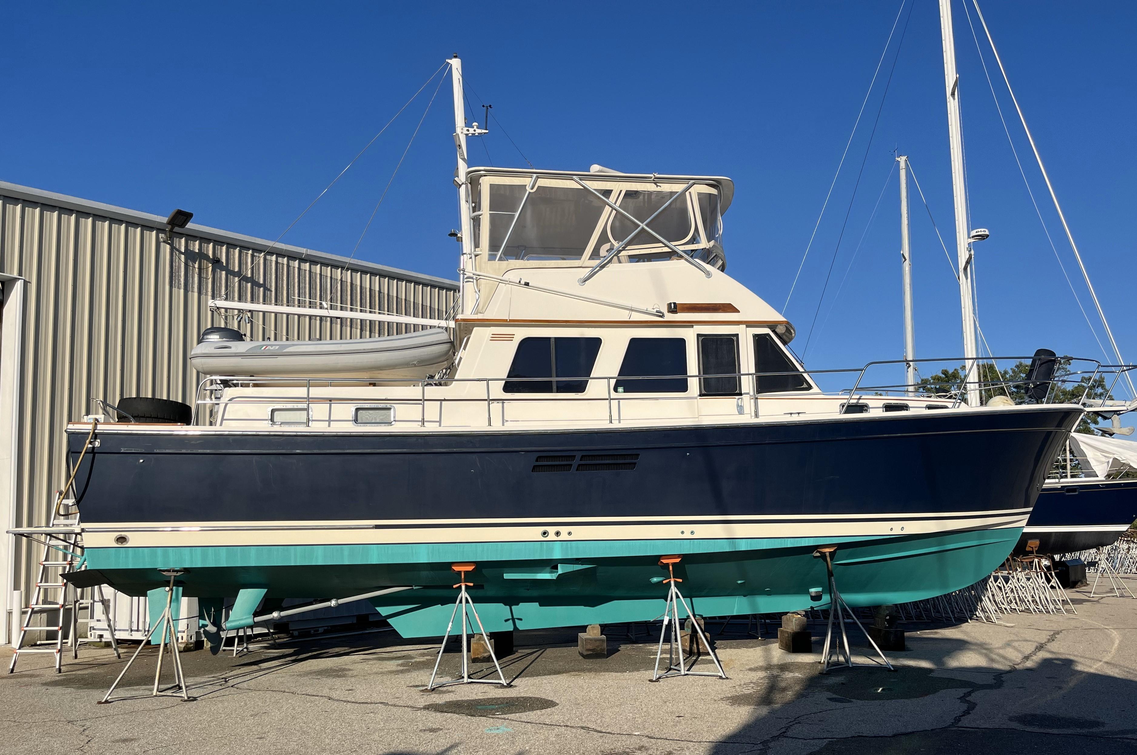Sabre-Sabreline 47 1999-CANDY O RI-US-1999 Sabre Sabreline 47 yacht on stands, blue and white hull, docked outdoors.-9522318 | Thumbnail