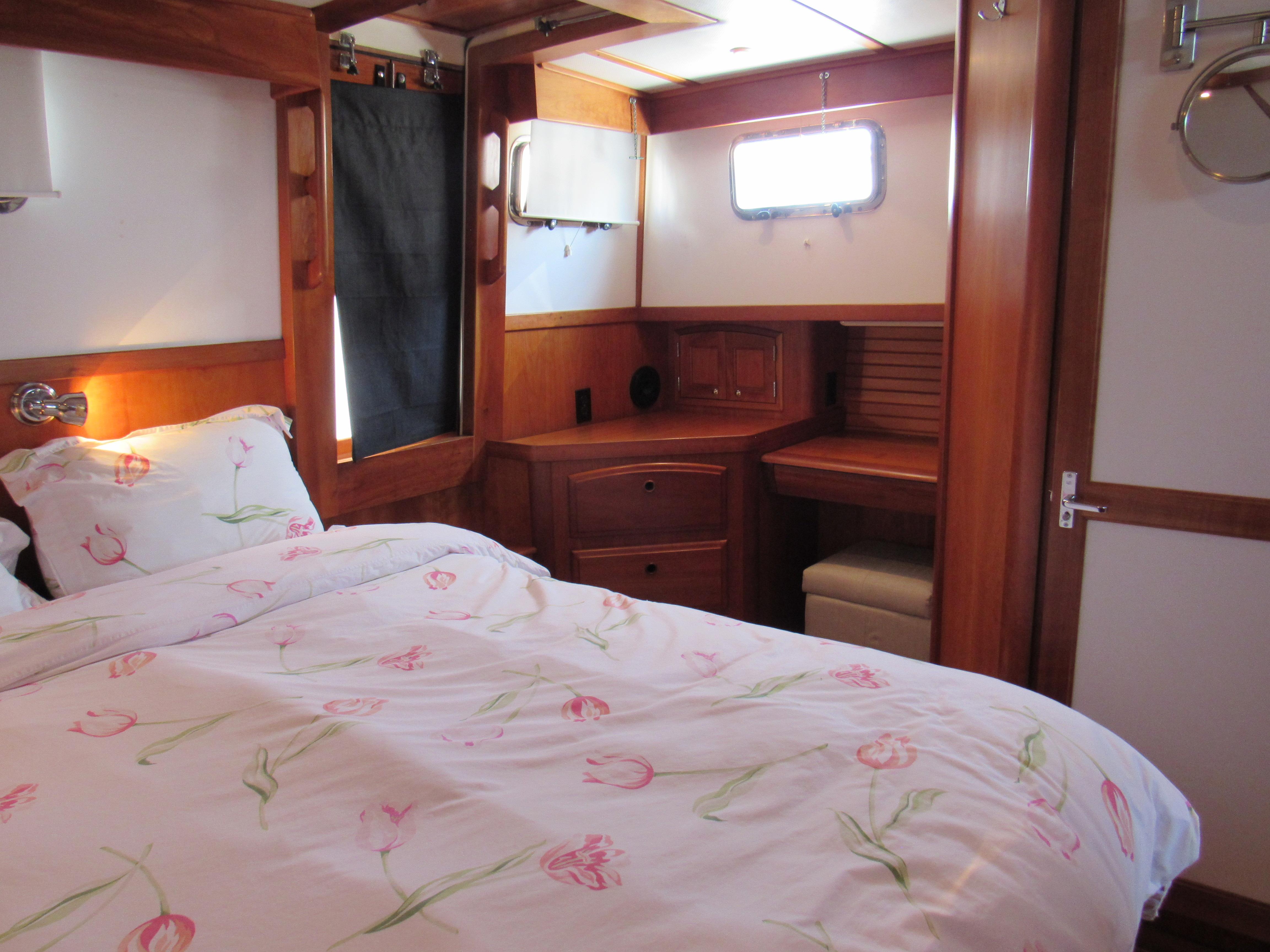 Sabre-Sabreline 47 1999-CANDY O RI-US-Cozy bedroom in 1999 Sabreline 47 yacht with floral bedding and wooden interior.-9522318 | Thumbnail