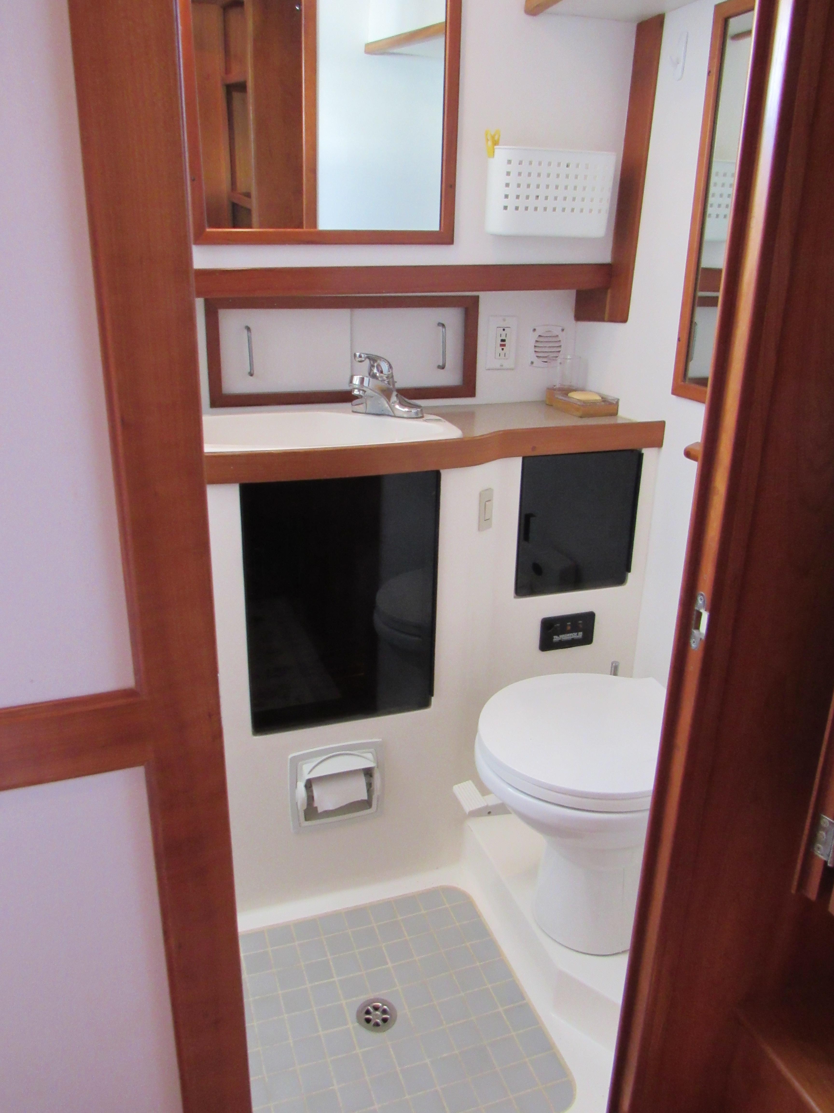 Sabre-Sabreline 47 1999-CANDY O RI-US-1999 Sabre Sabreline 47 yacht bathroom with wood accents and modern fixtures.-9522318 | Thumbnail