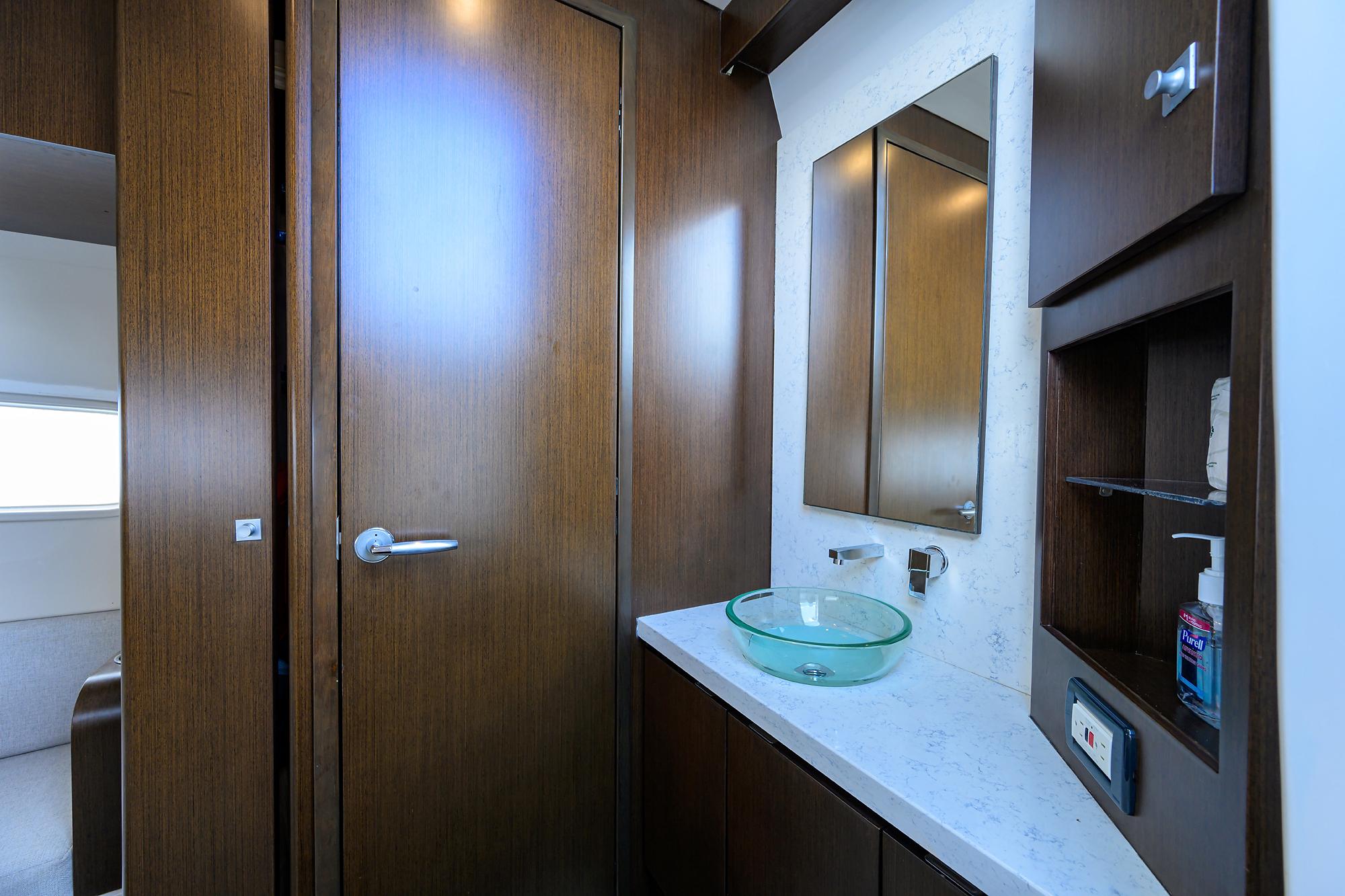 43 Jupiter 2019 Yacht Photos Pics Jupiter 43 No Name - Cabin, Sink and Mirror