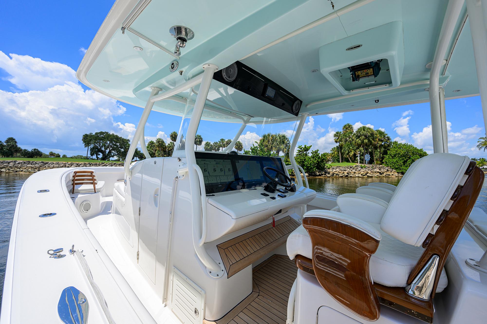 Jupiter 43 No Name - Helm Seating and Electronics