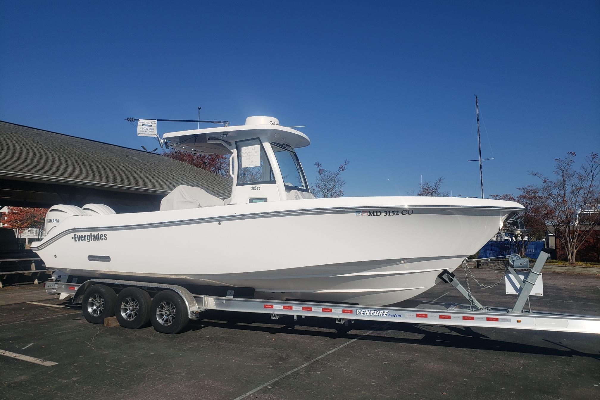 2023 Everglades 285 Center Console