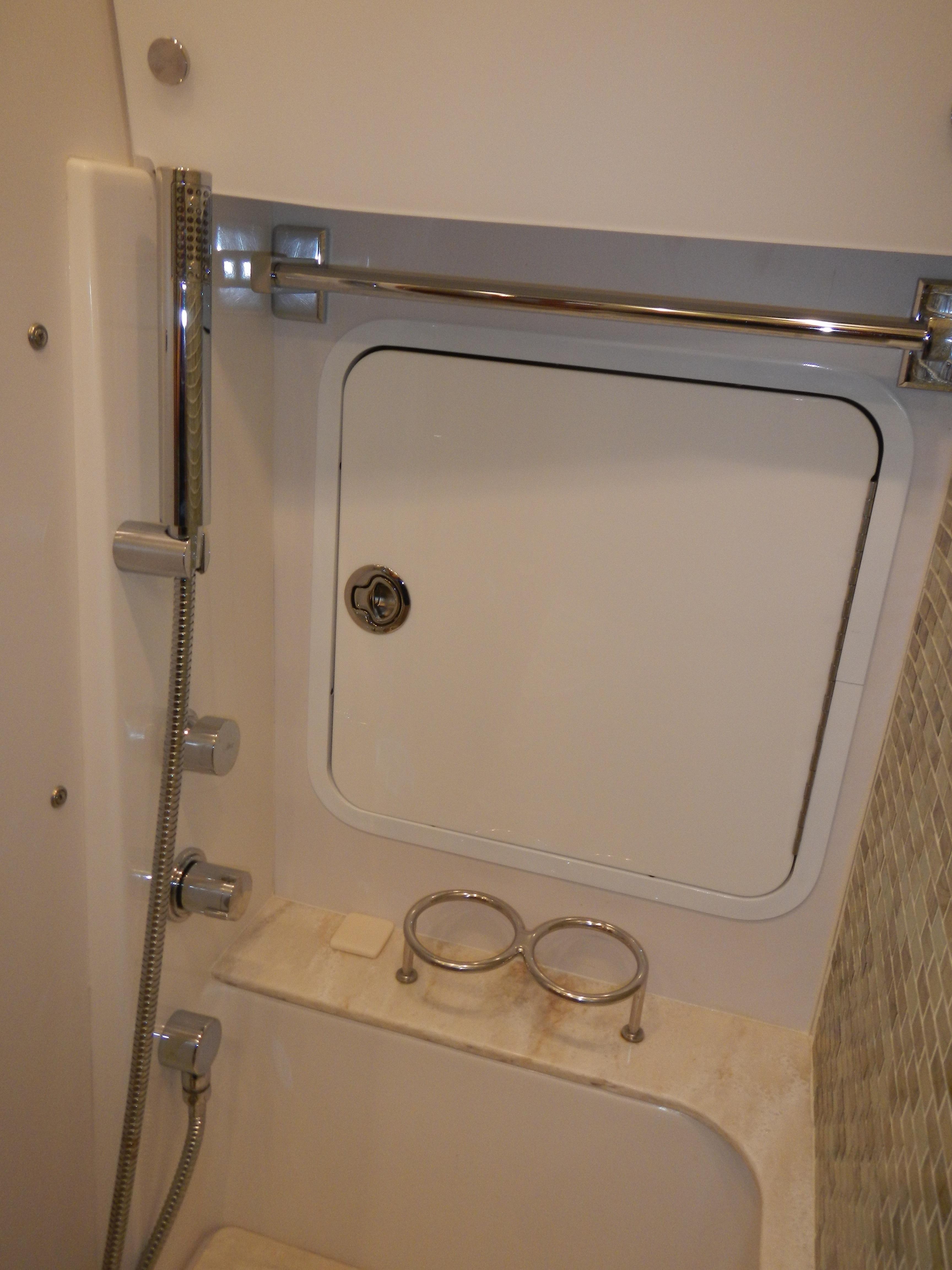 VIP Fwd Cabin / Head Shower