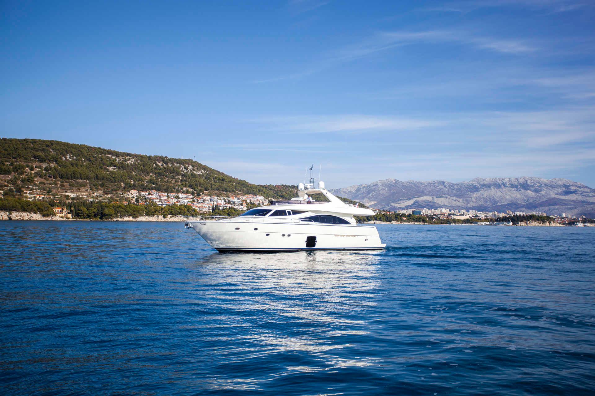 2006 Ferretti Yachts 830