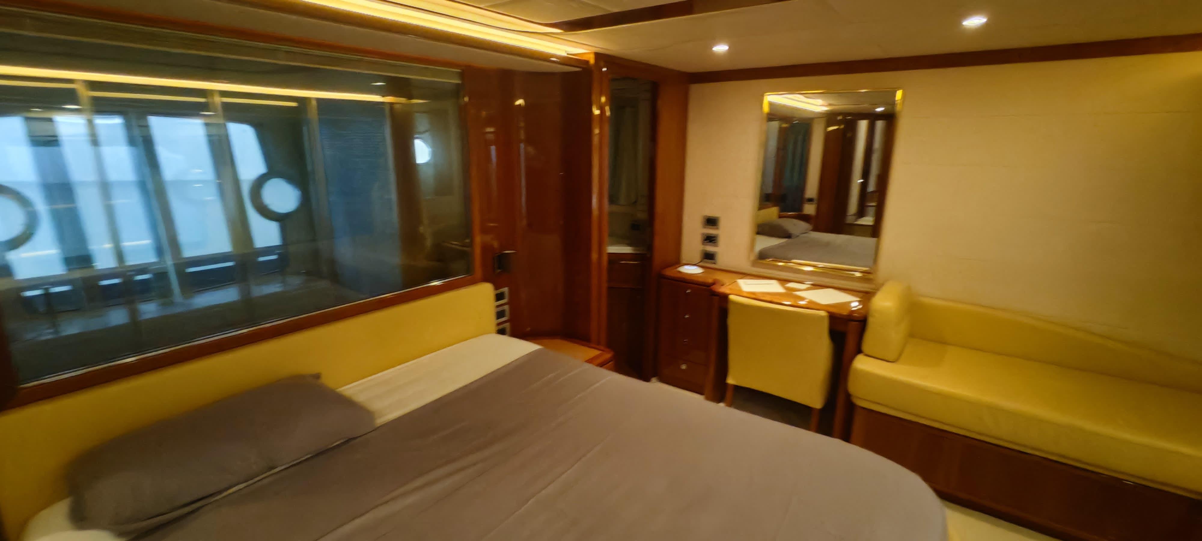 2006 Ferretti Yachts 830