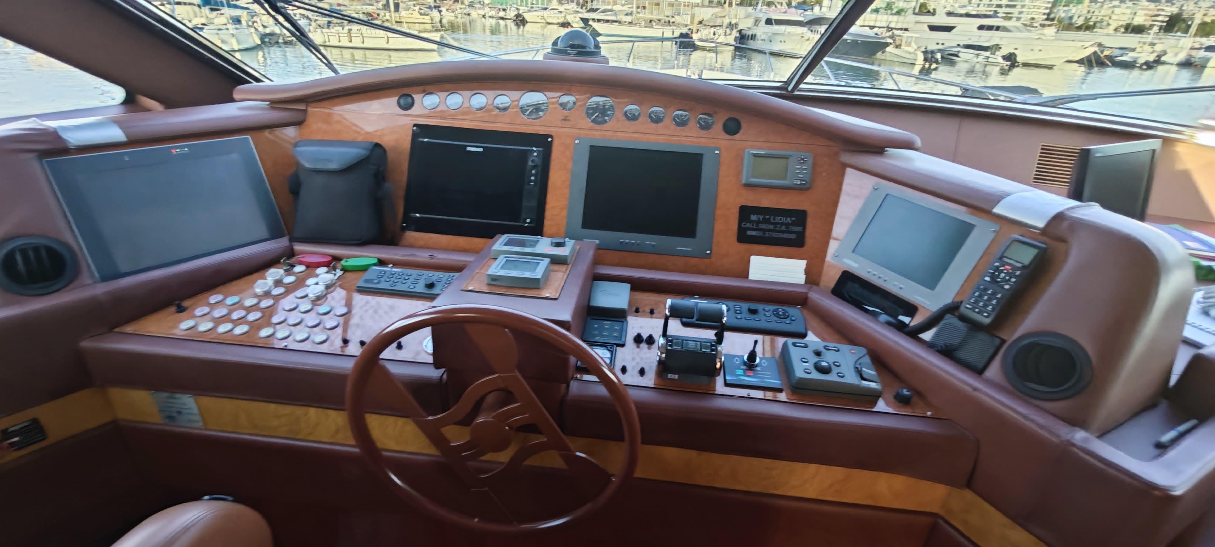 2006 Ferretti Yachts 830