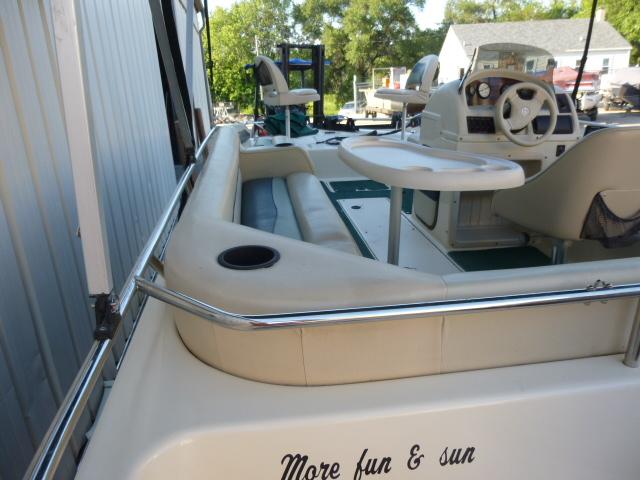 2000 SeaArk Sunstar 21 boat interior with seating and steering wheel.