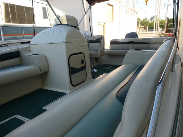 2000 SeaArk Sunstar 21 boat interior with spacious seating and helm.
