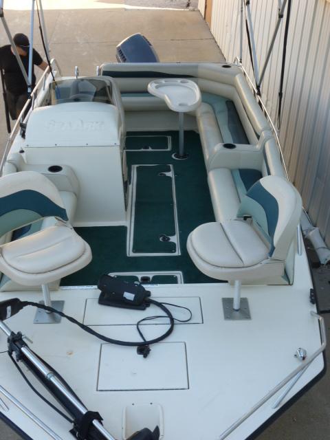 2000 SeaArk Sunstar 21 boat interior with seating and steering console.