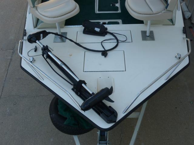 Bow of a 2000 SeaArk Sunstar 21 boat with seating and trolling motor.