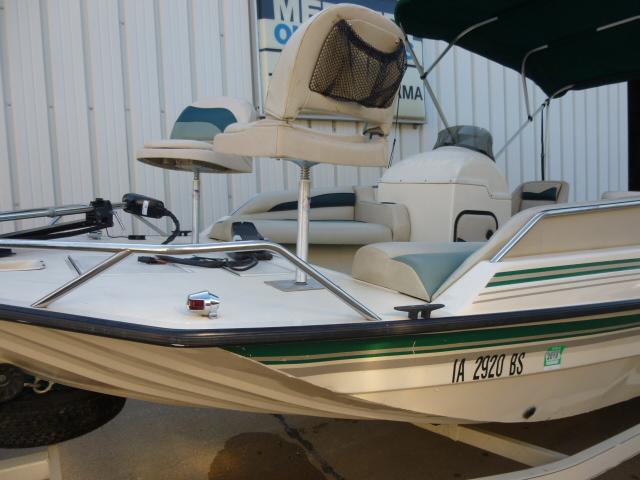 2000 SeaArk Sunstar 21 boat with seating, green accents, and registration number IA 2920 BS.