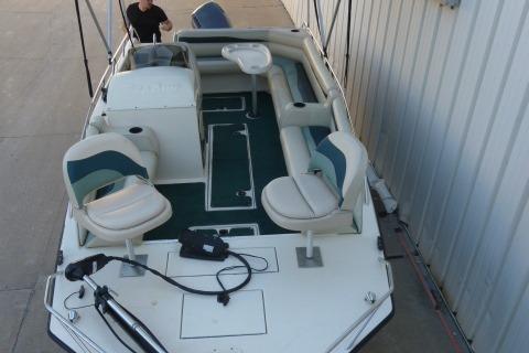 2000 SeaArk Sunstar 21 boat with spacious seating and modern design.