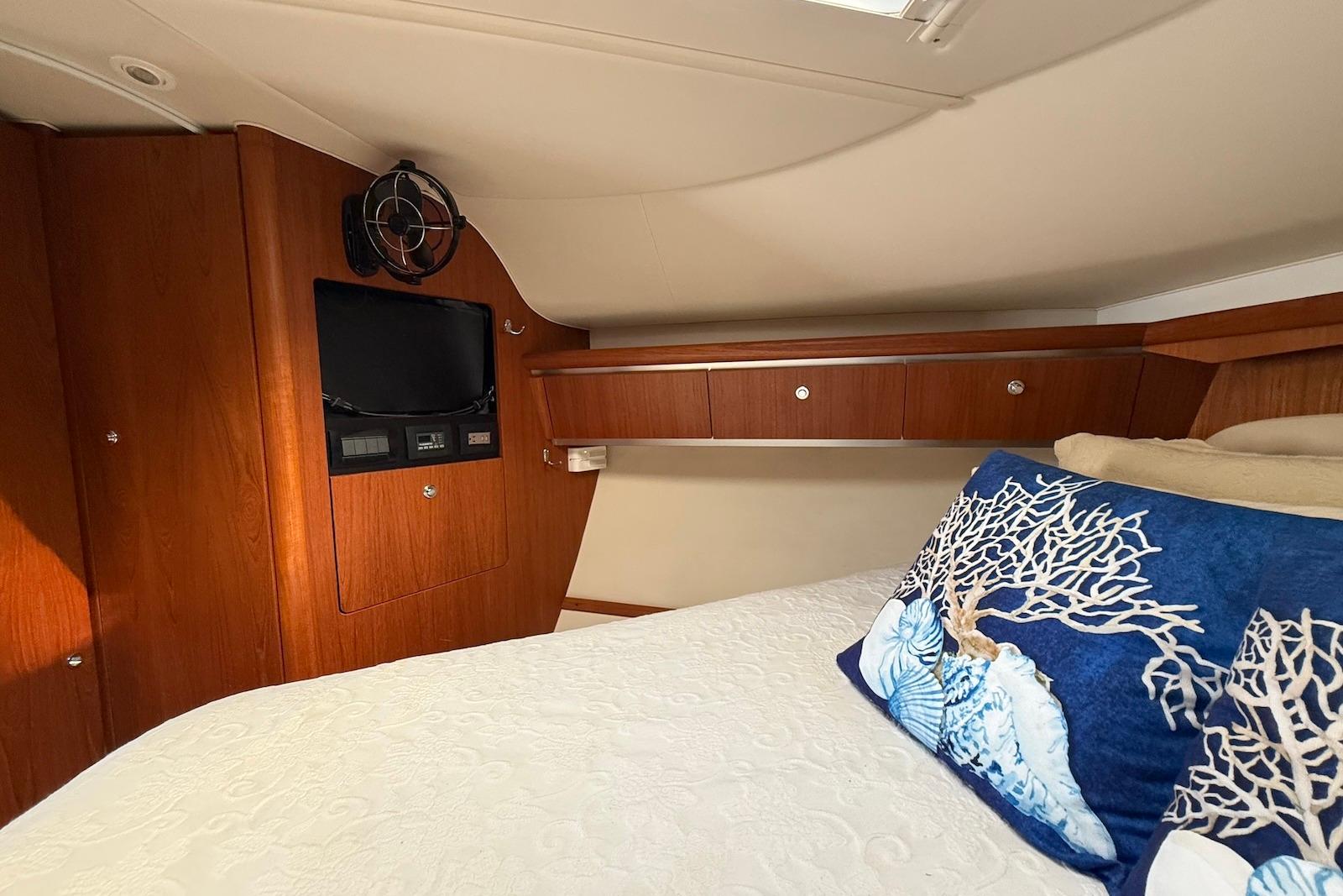 SC 10575 KM Knot 10 Yacht Sales SC 10575 KM Knot 10 Yacht Sales