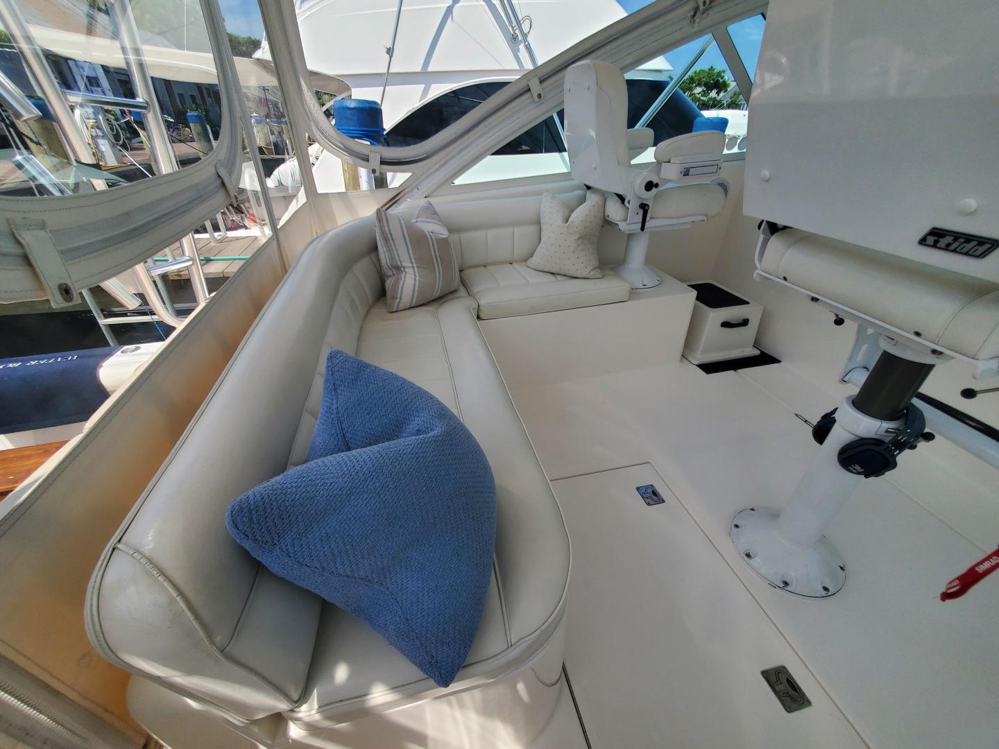 Cabo 40 - Waterboy - Helm Deck Seating