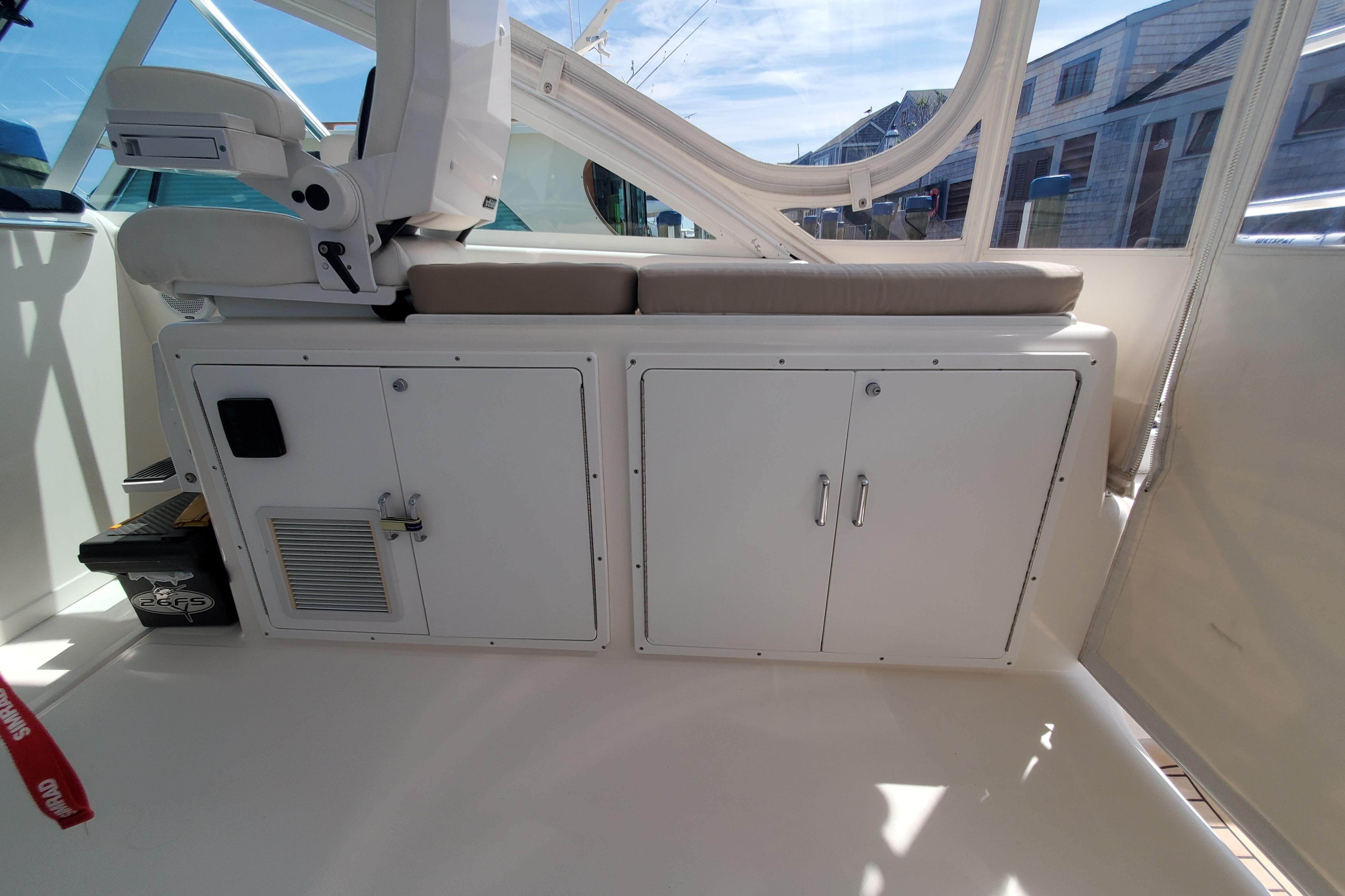 Cabo 40 - Waterboy - Helm Seating