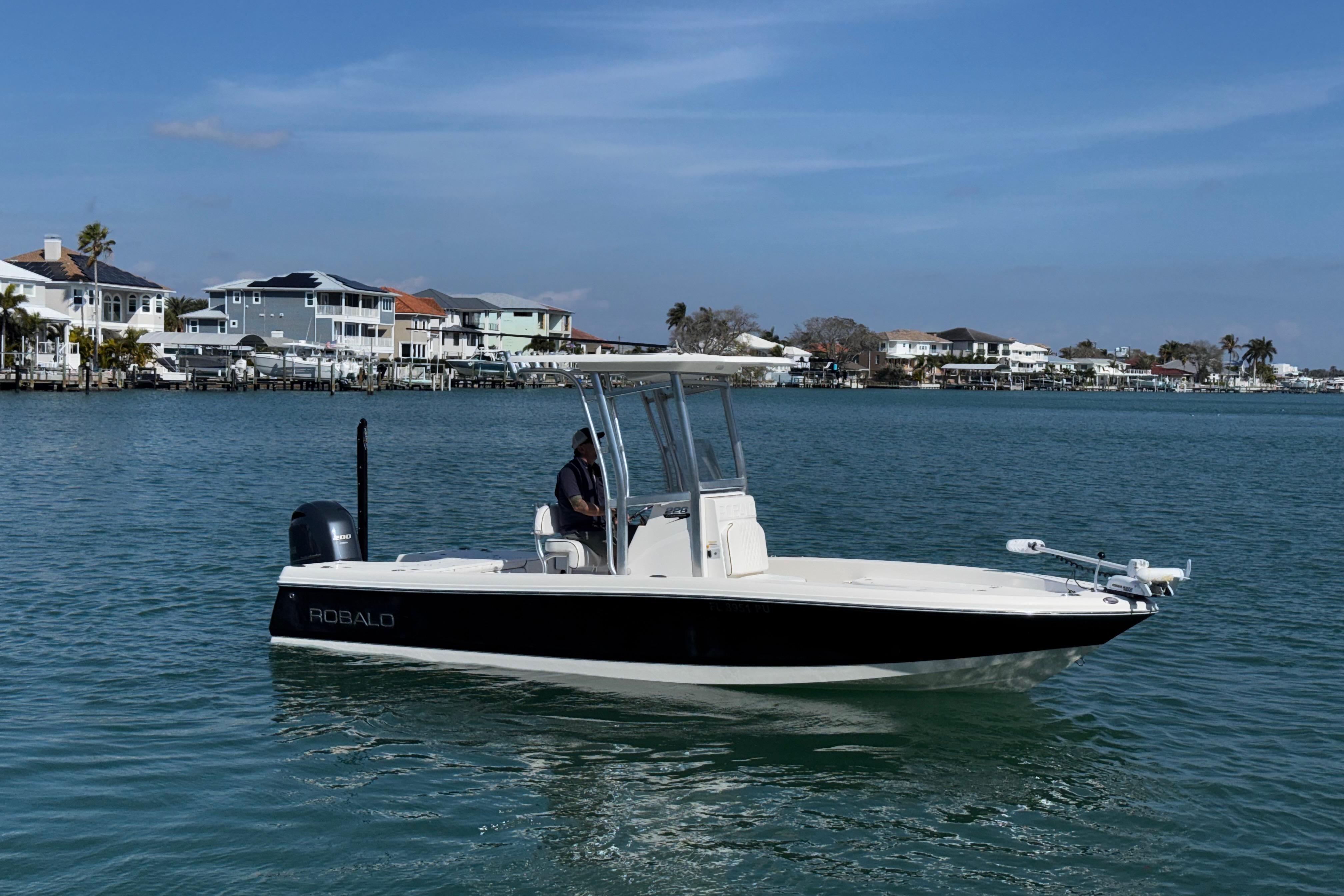 2015 Robalo 226 Cayman-13