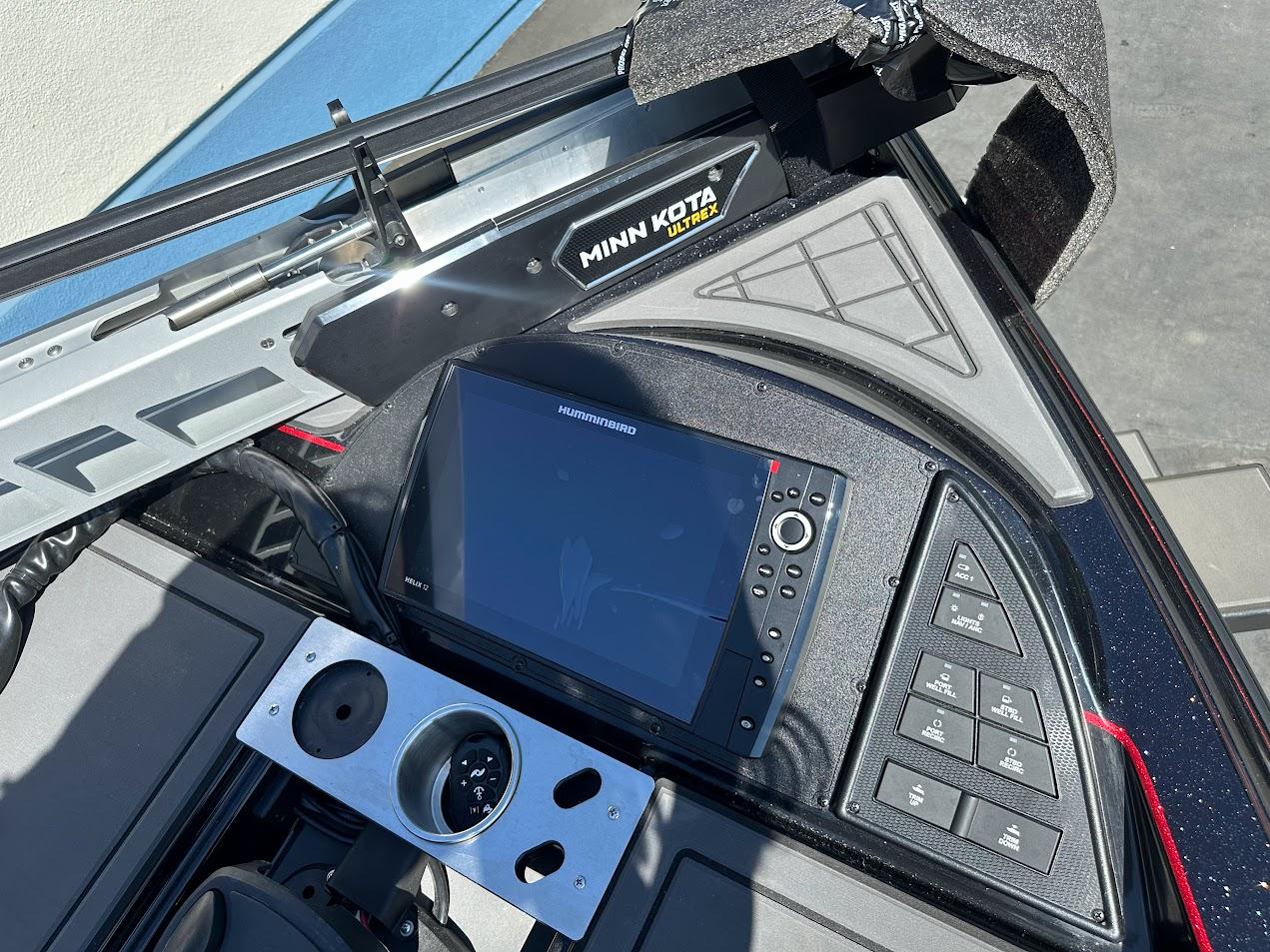 2024 Caymas XS 20 boat dashboard with Minn Kota Ultrex and Humminbird electronics.