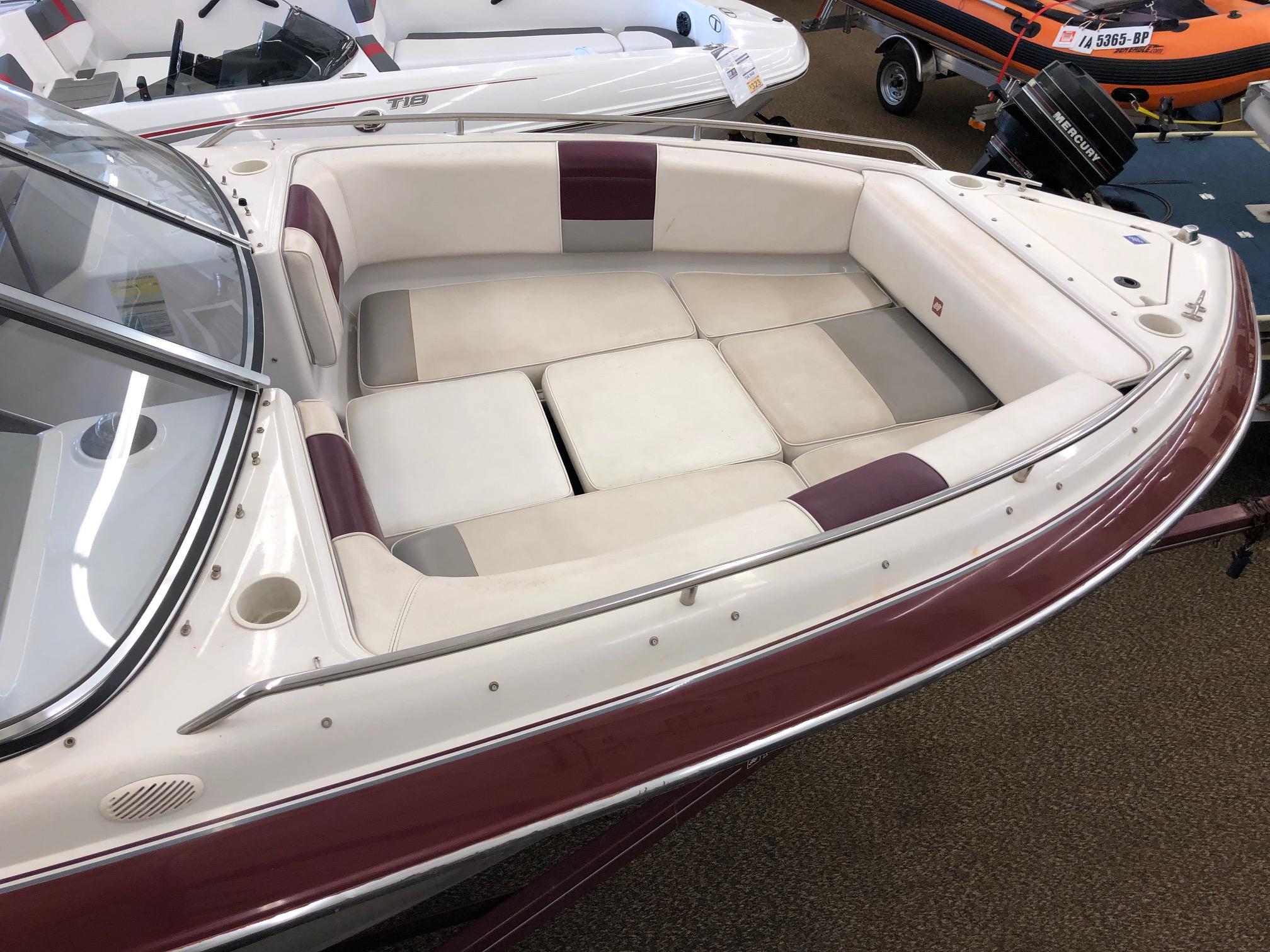 1992 Four Winns 220 Horizon Open Bow boat with spacious seating area.
