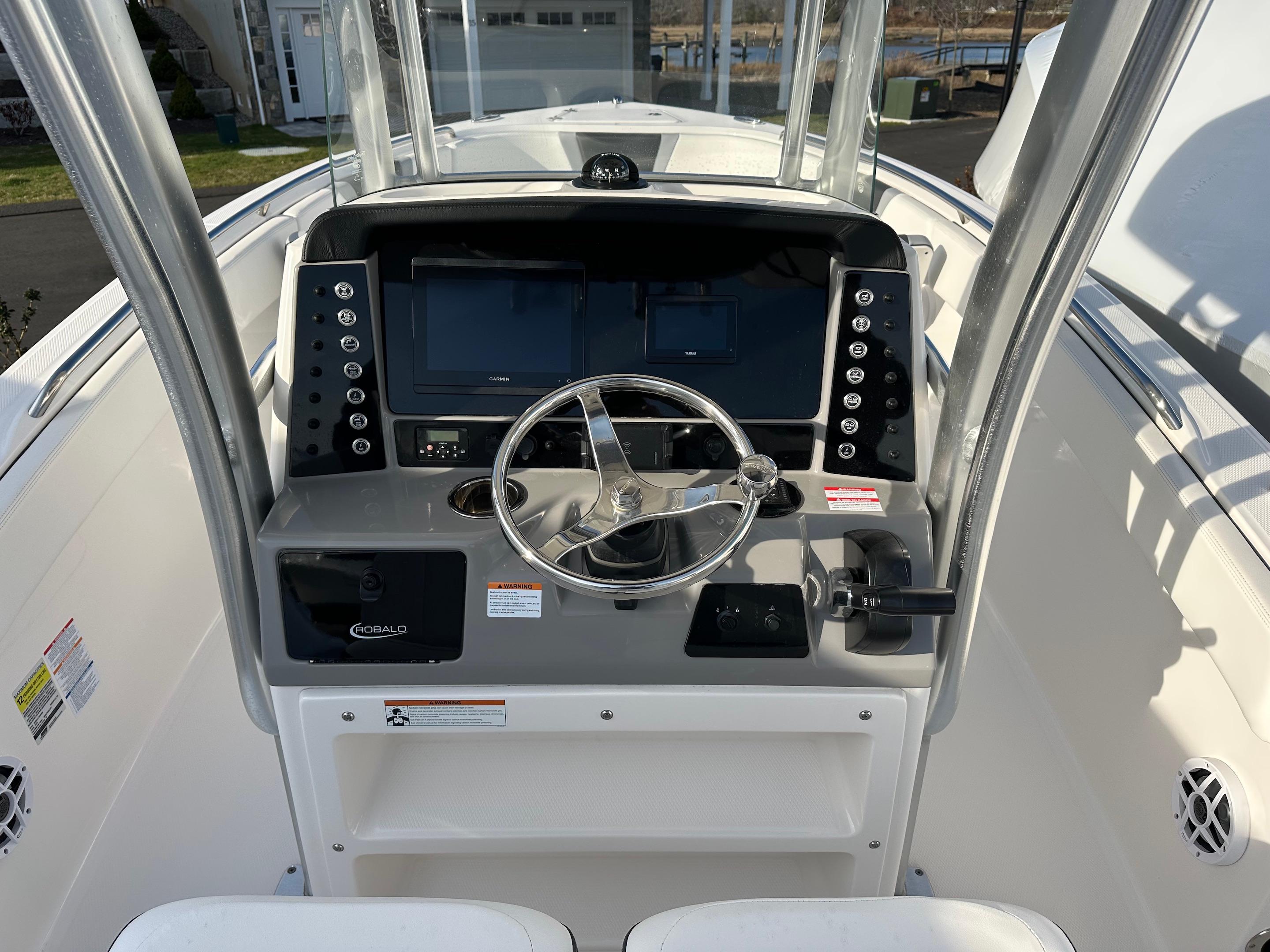 2022-robalo-r230-power-9752411-20250414155226344-1_XLARGE