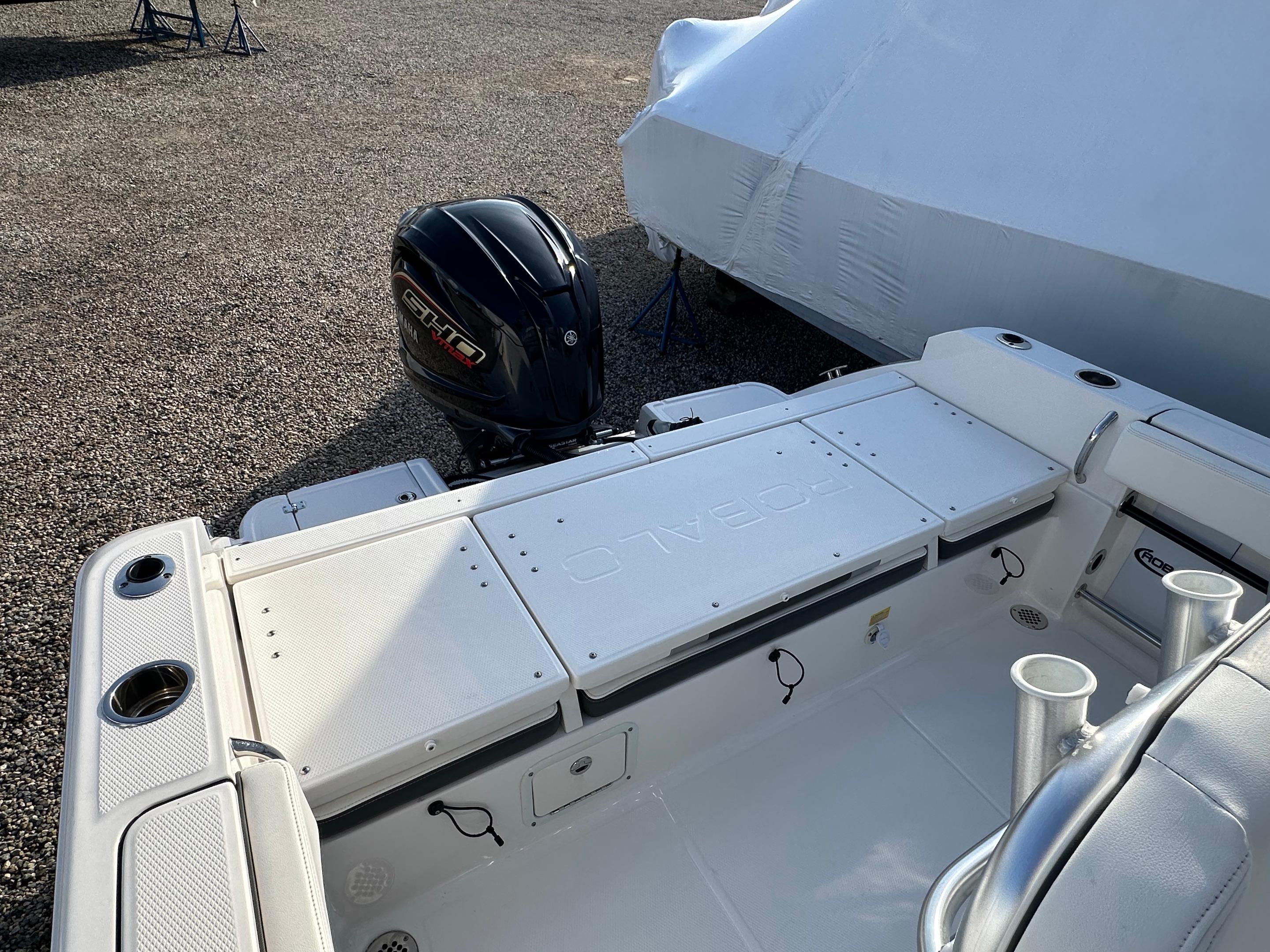2022-robalo-r230-power-9752411-20250414155229268-1_XLARGE
