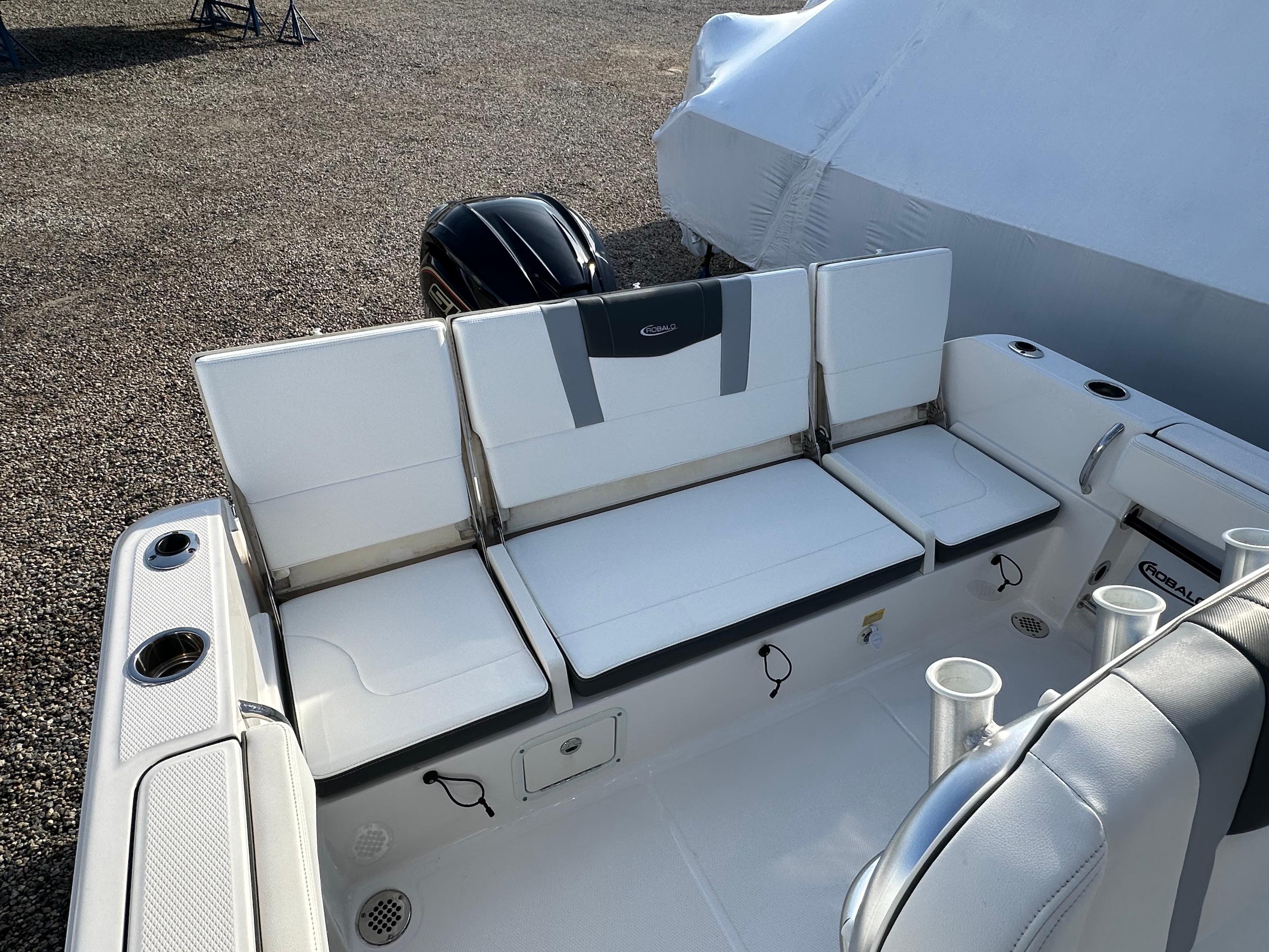 2022-robalo-r230-power-9752411-20250414155231510-1_XLARGE