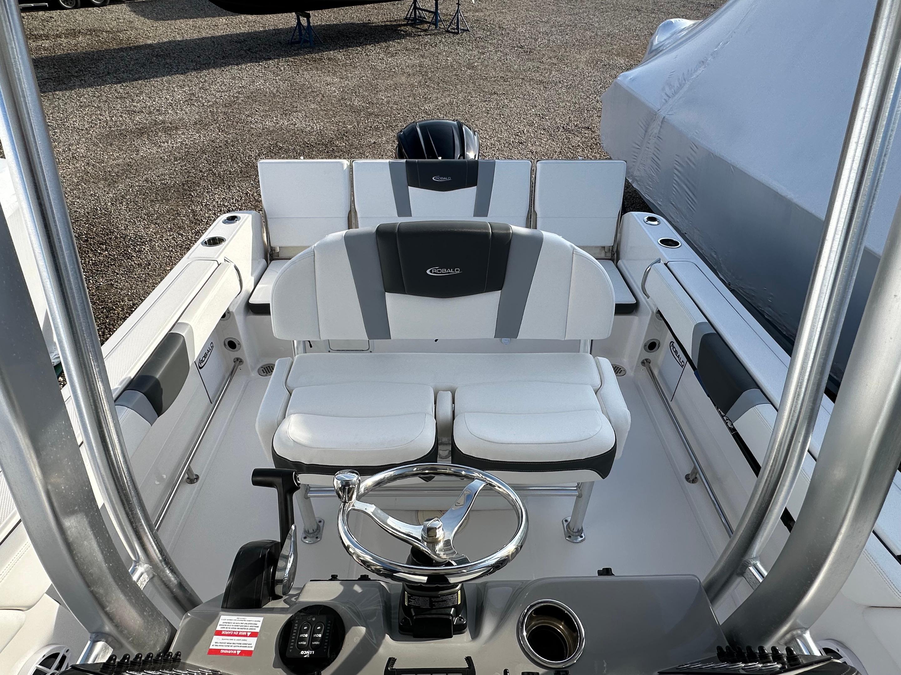 2022-robalo-r230-power-9752411-20250414155235467-1_XLARGE