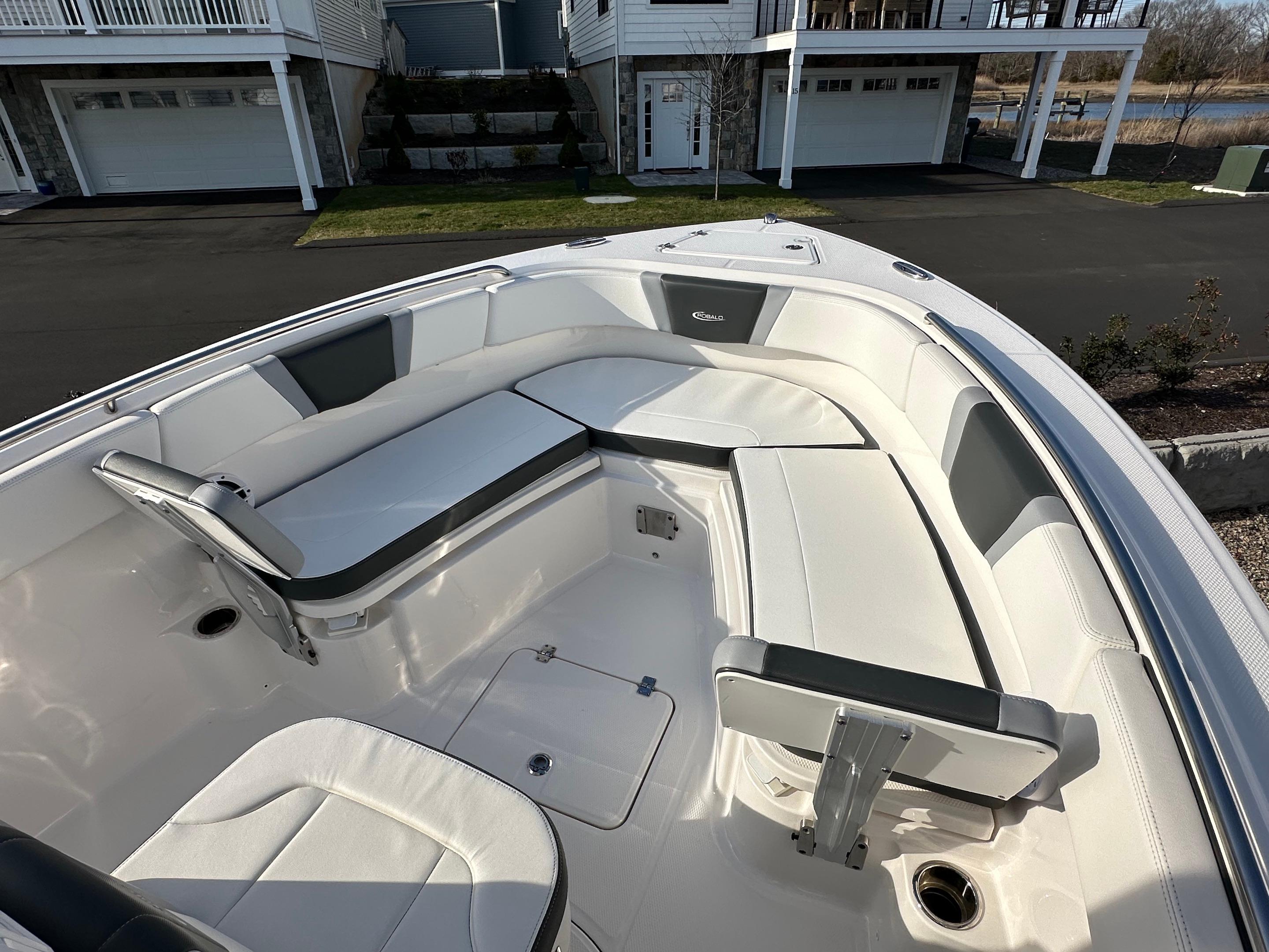 2022-robalo-r230-power-9752411-20250414155237370-1_XLARGE
