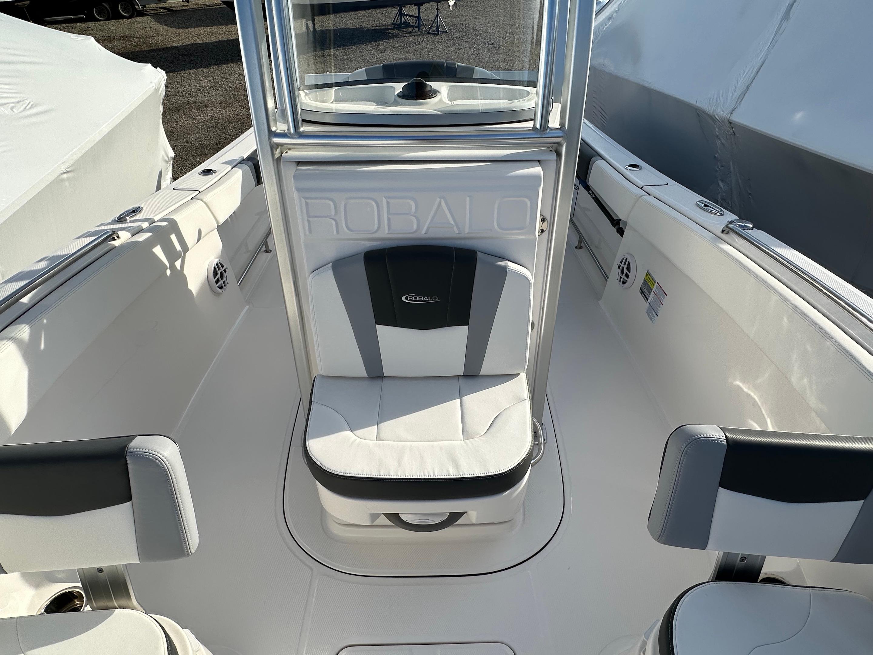 2022-robalo-r230-power-9752411-20250414155239247-1_XLARGE