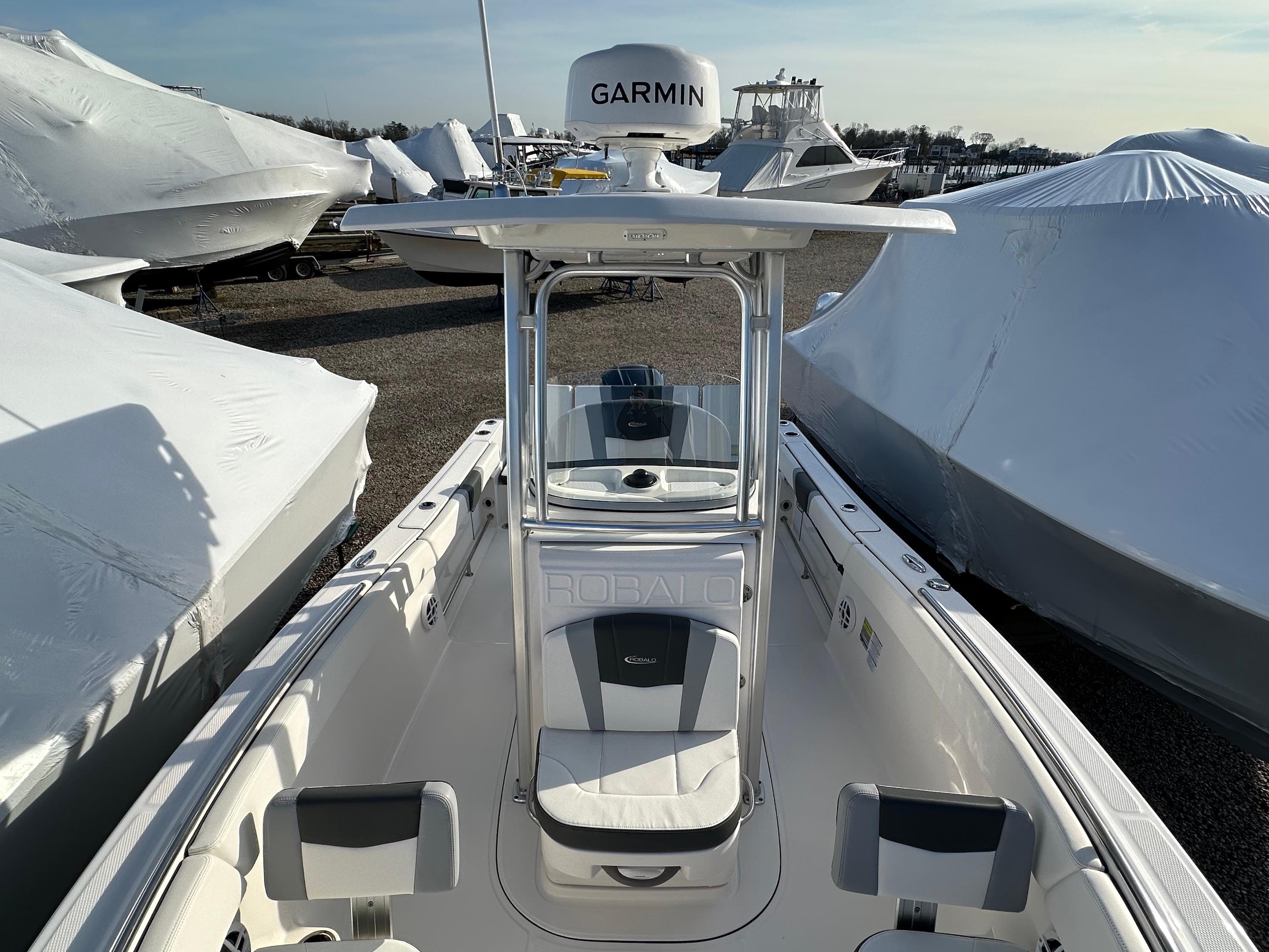 2022-robalo-r230-power-9752411-20250414155241325-1_XLARGE