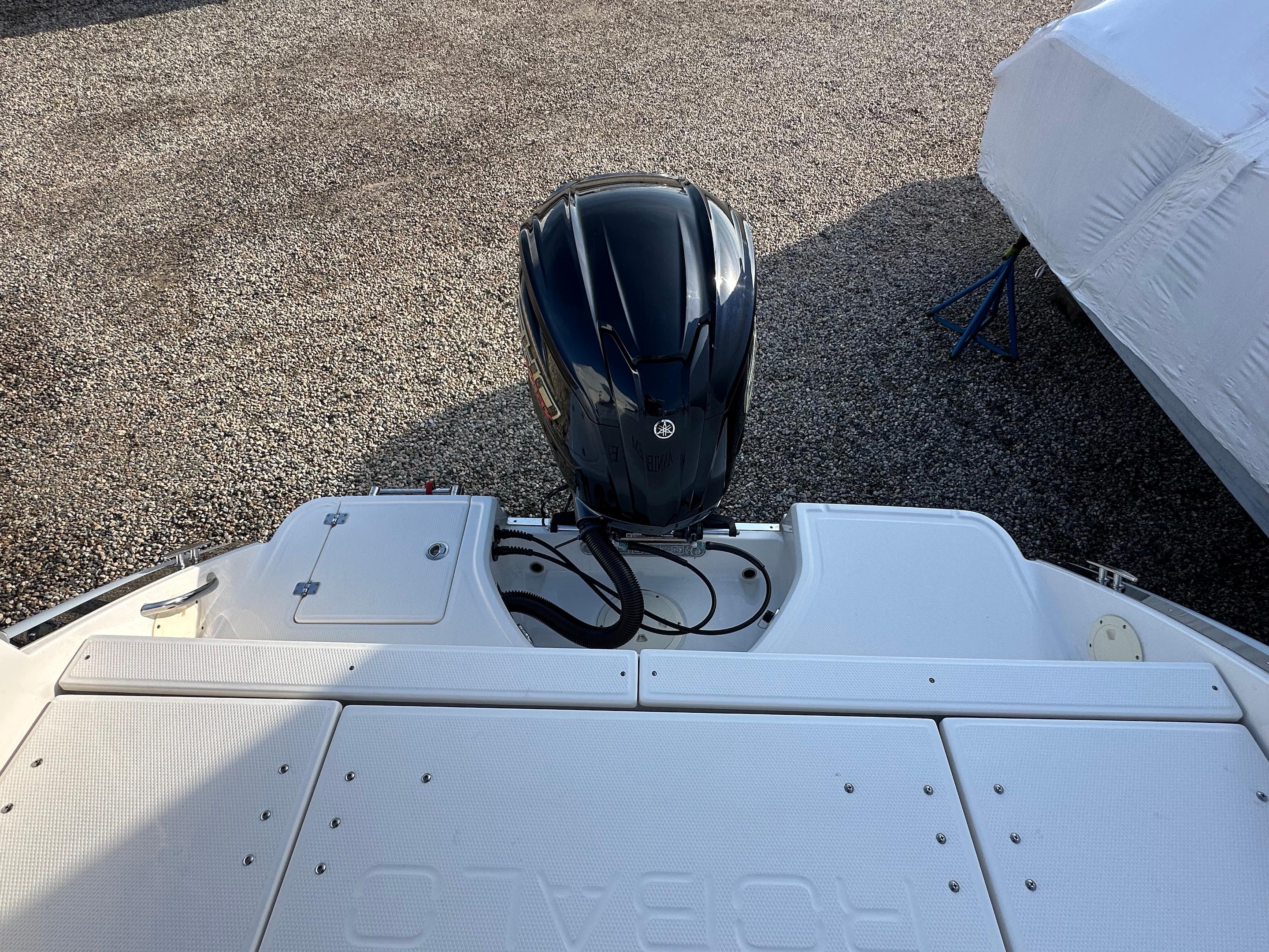 2022-robalo-r230-power-9752411-20250414155243927-1_XLARGE