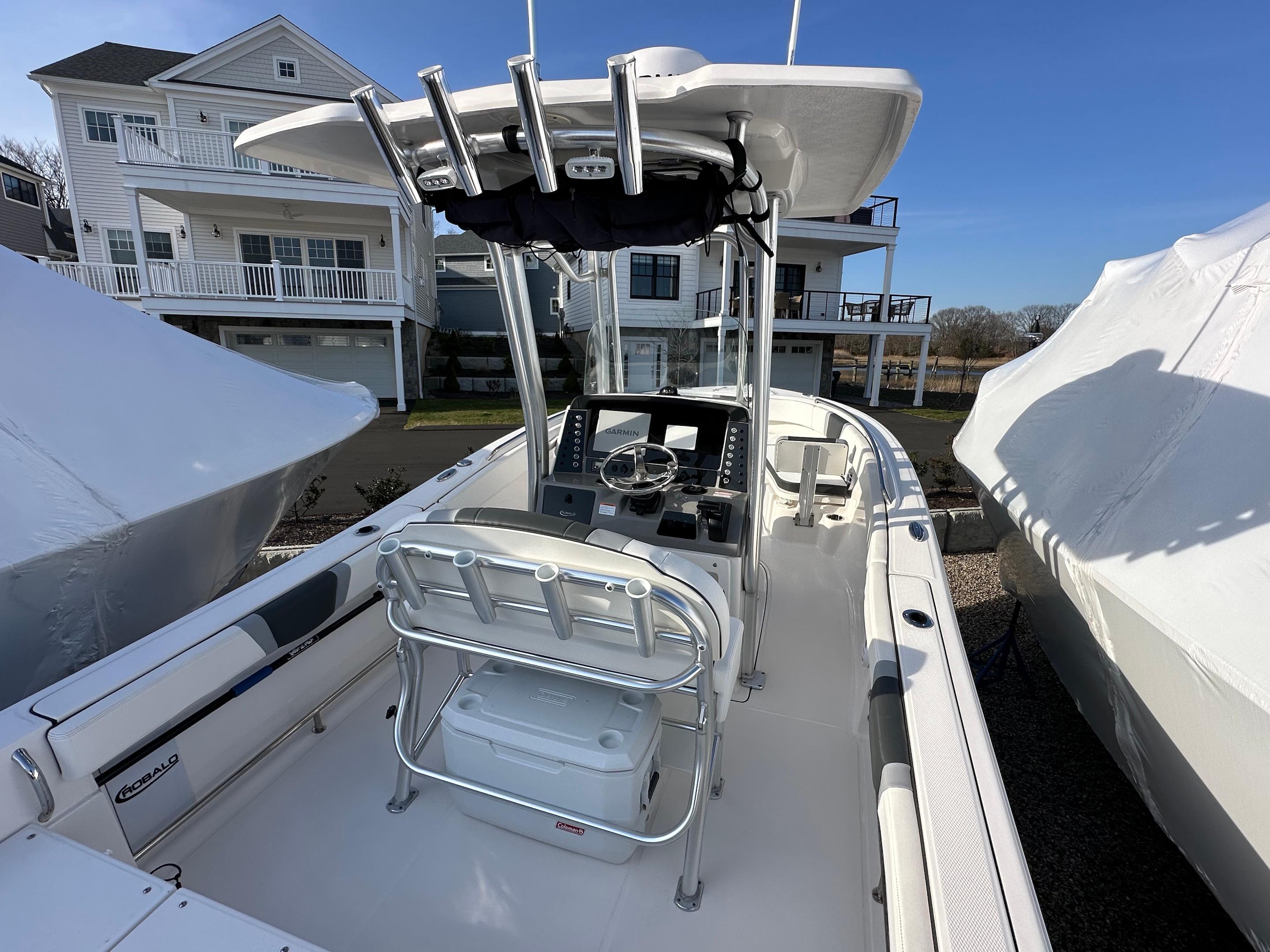 2022-robalo-r230-power-9752411-20250414155246415-1_XLARGE