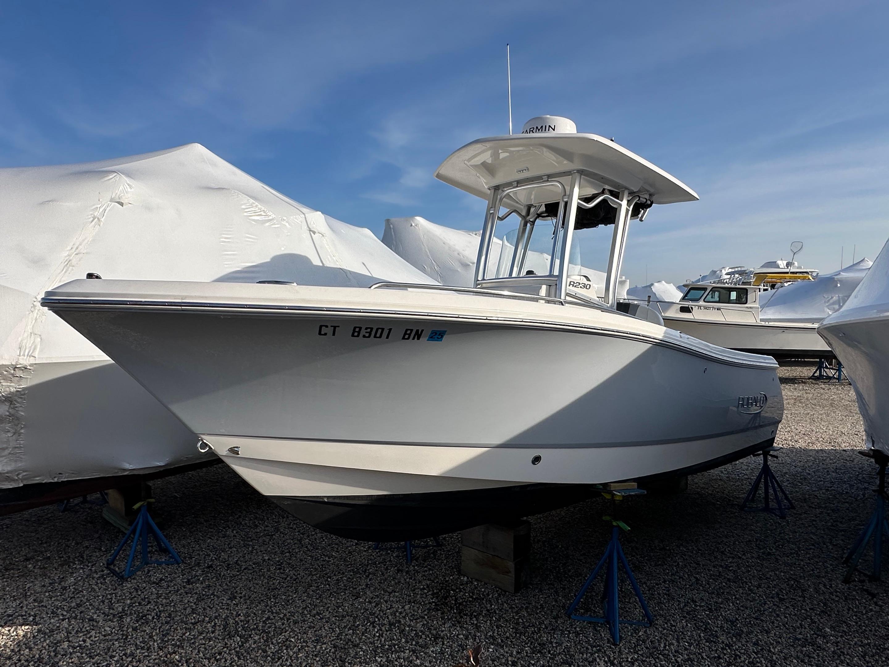 2022-robalo-r230-power-9752411-20250414155248311-1_XLARGE