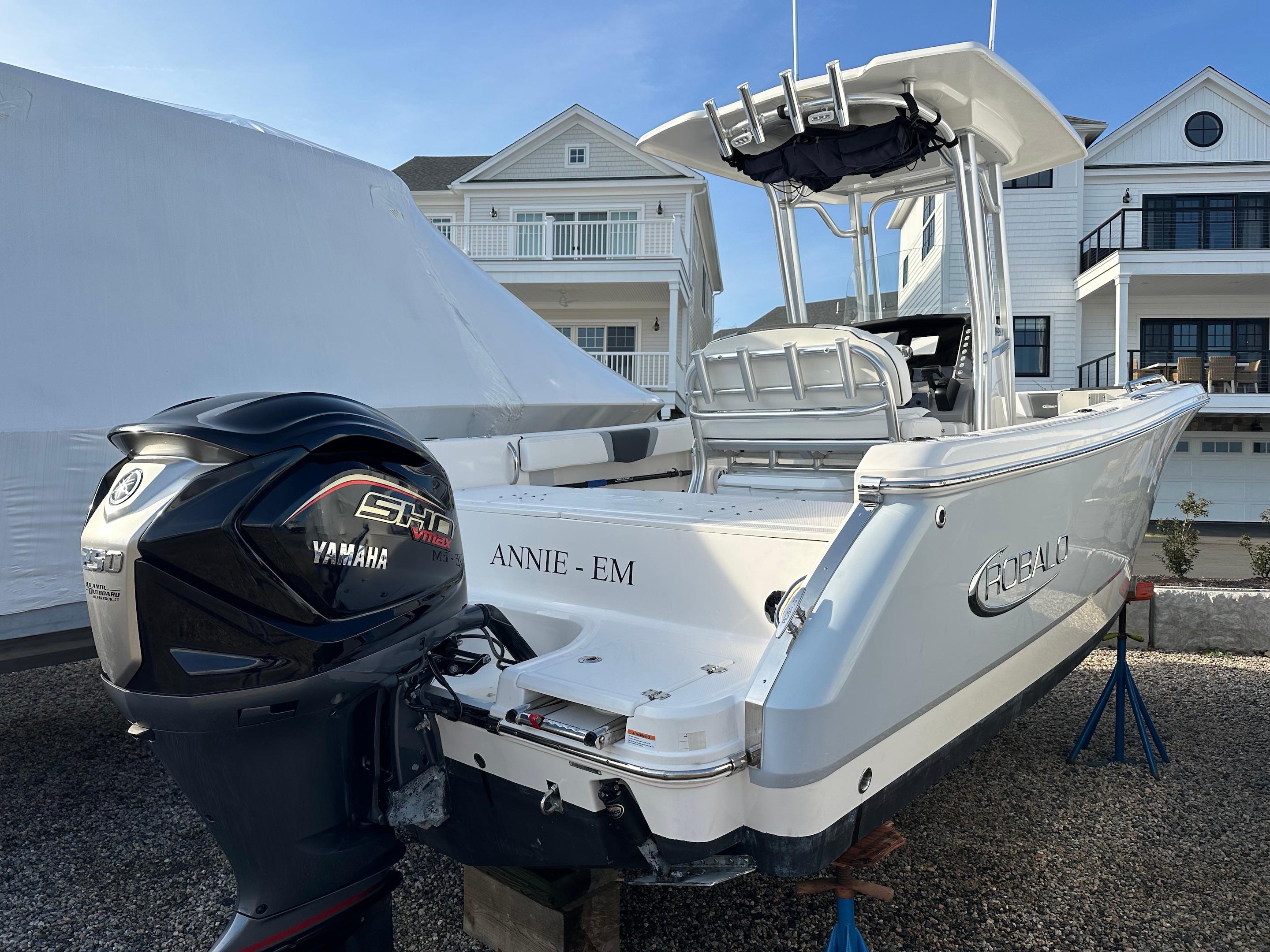2022-robalo-r230-power-9752411-20250414155252590-1_XLARGE