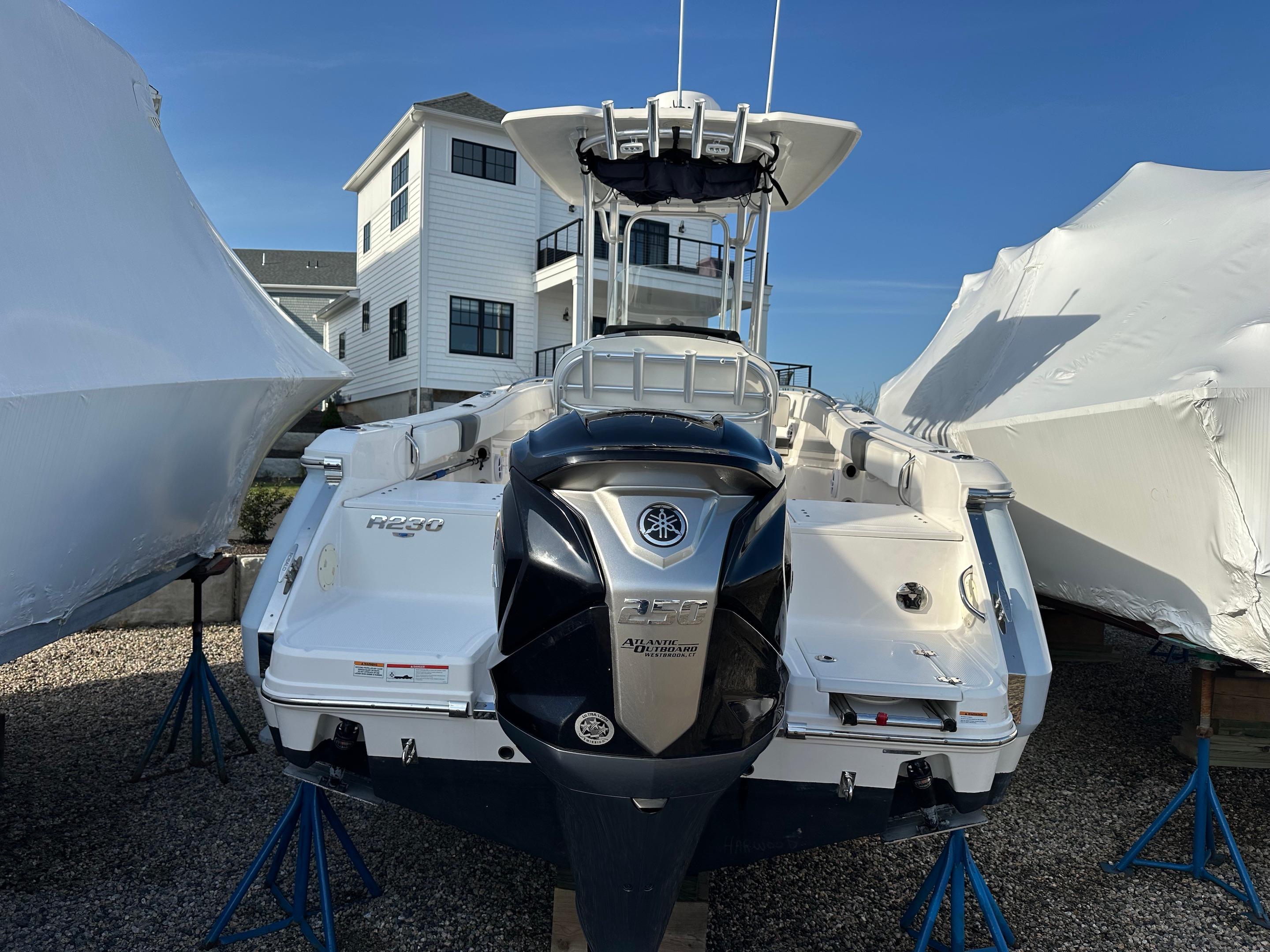 2022-robalo-r230-power-9752411-20250414155254492-1_XLARGE