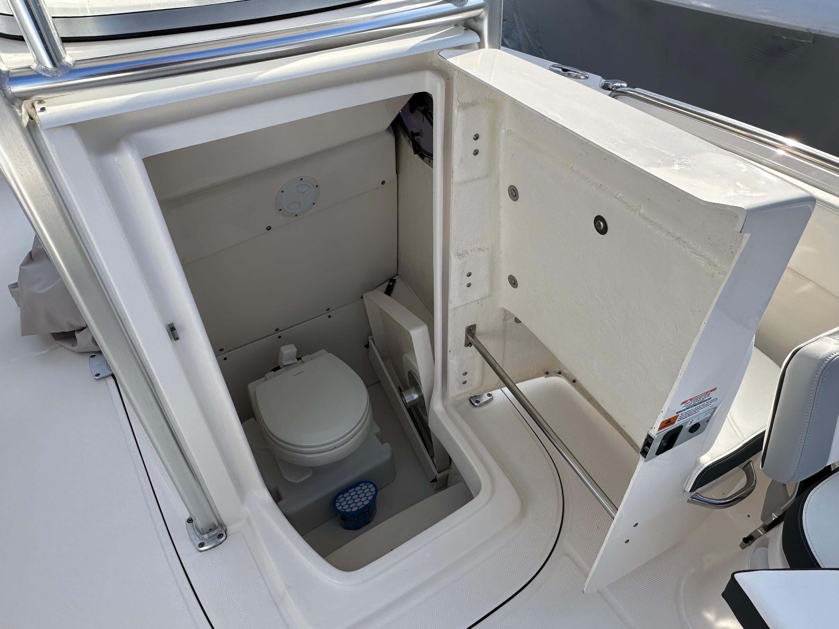 2022-robalo-r230-power-9752411-20250414155256343-1_XLARGE