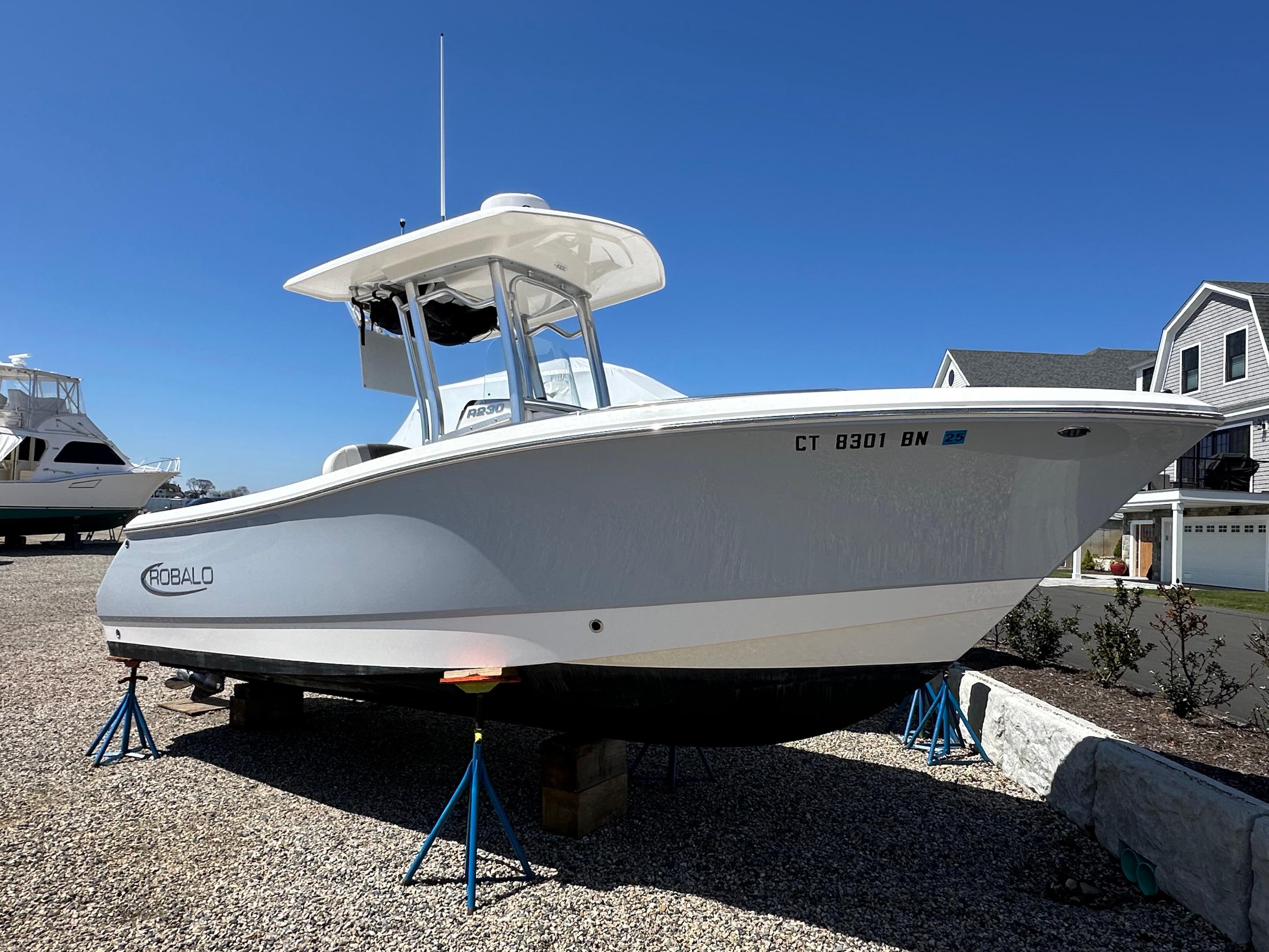 2022-robalo-r230-power-9752411-20250421070235010-1_XLARGE