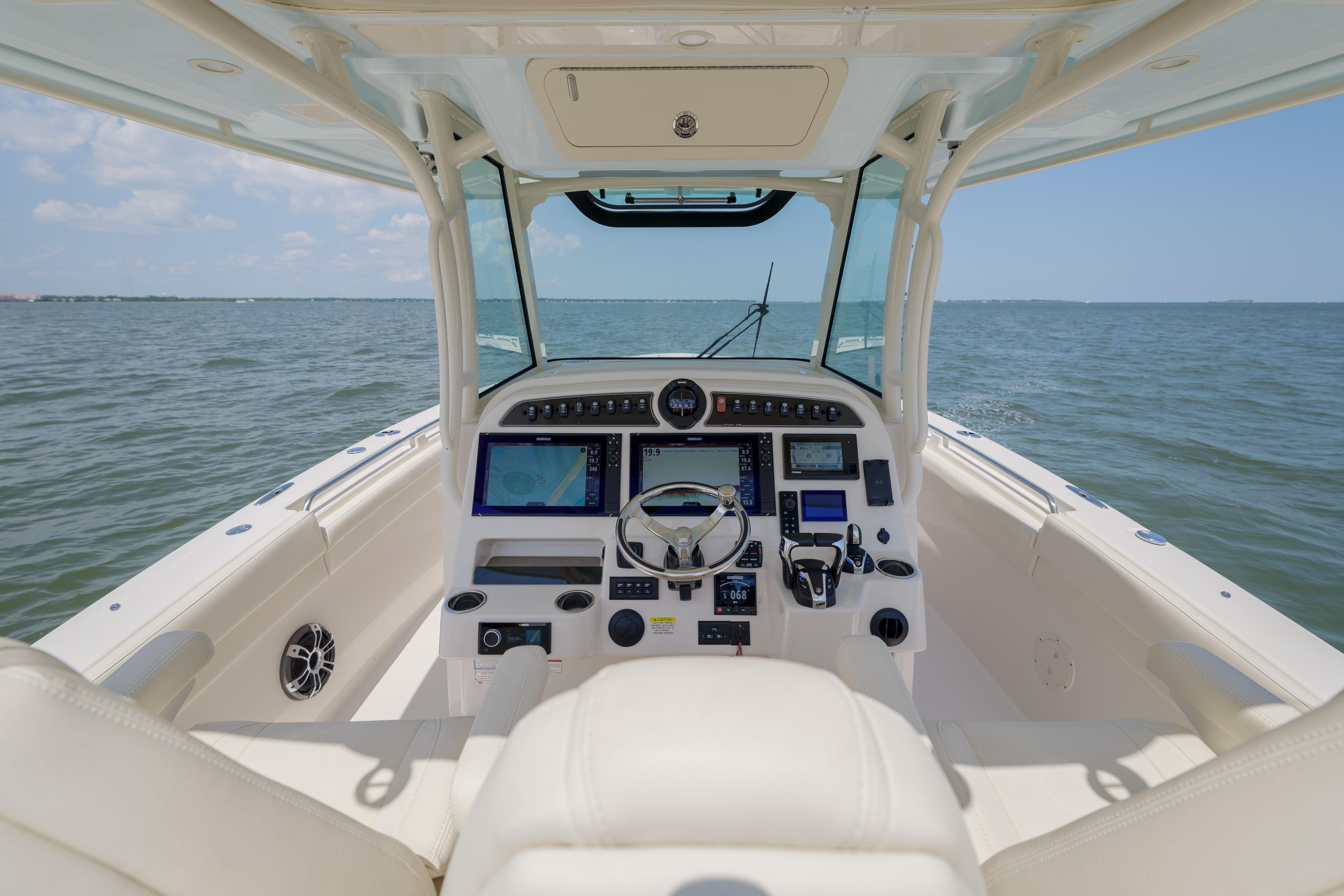 Grady-White 33 - Helm