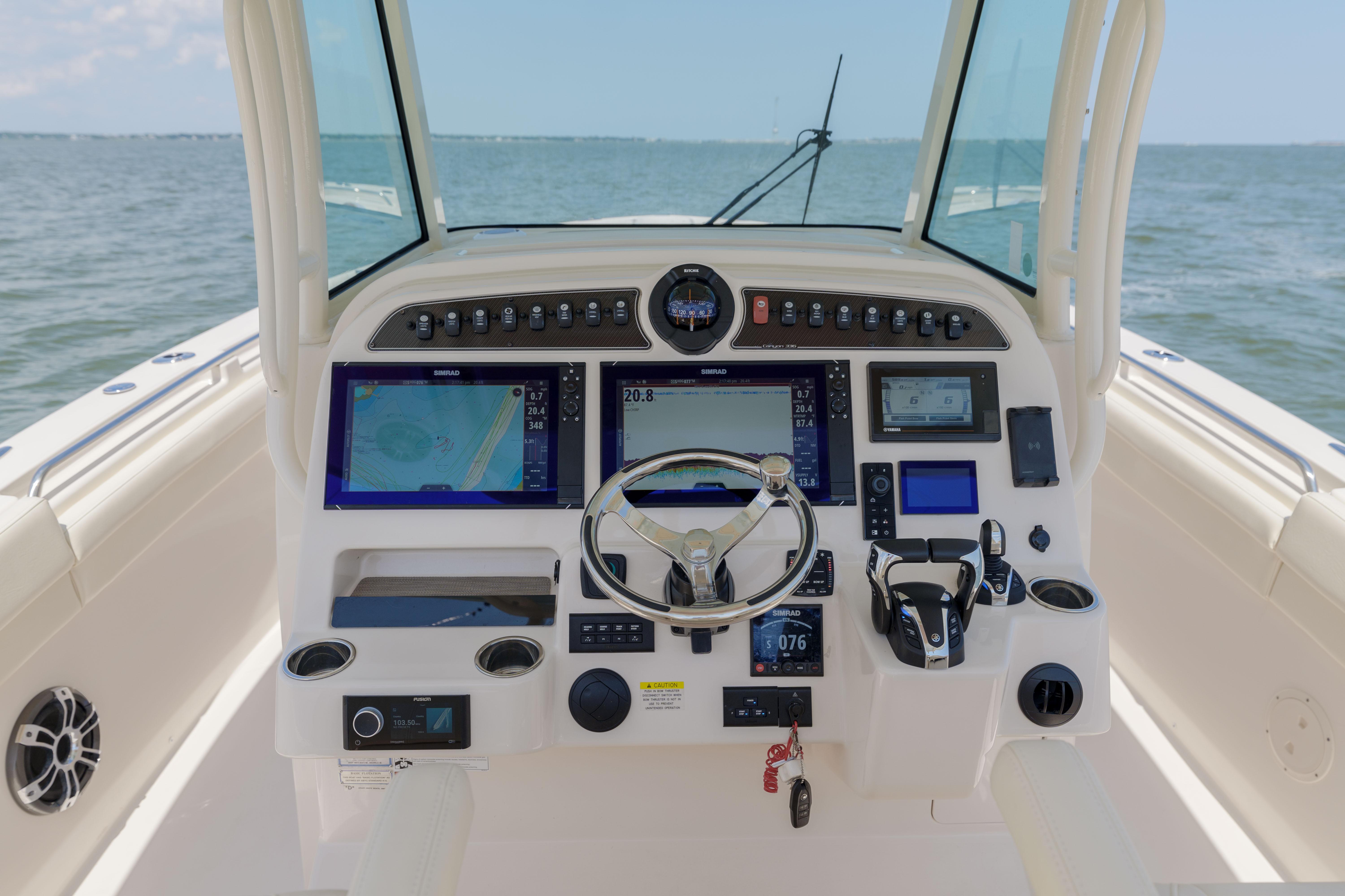 Grady-White 33 - Helm