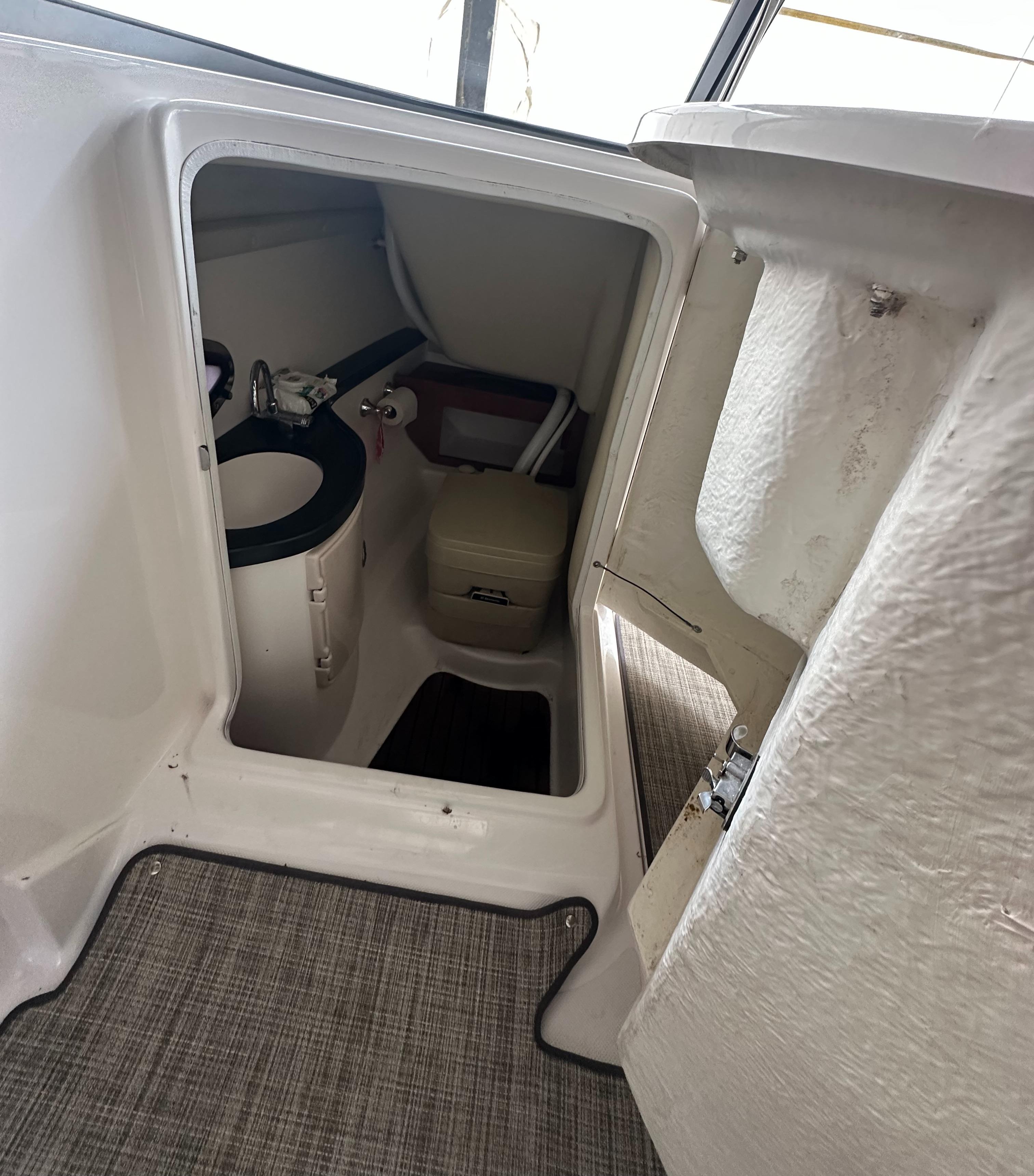 2012 Regal 2700 Bowrider-14