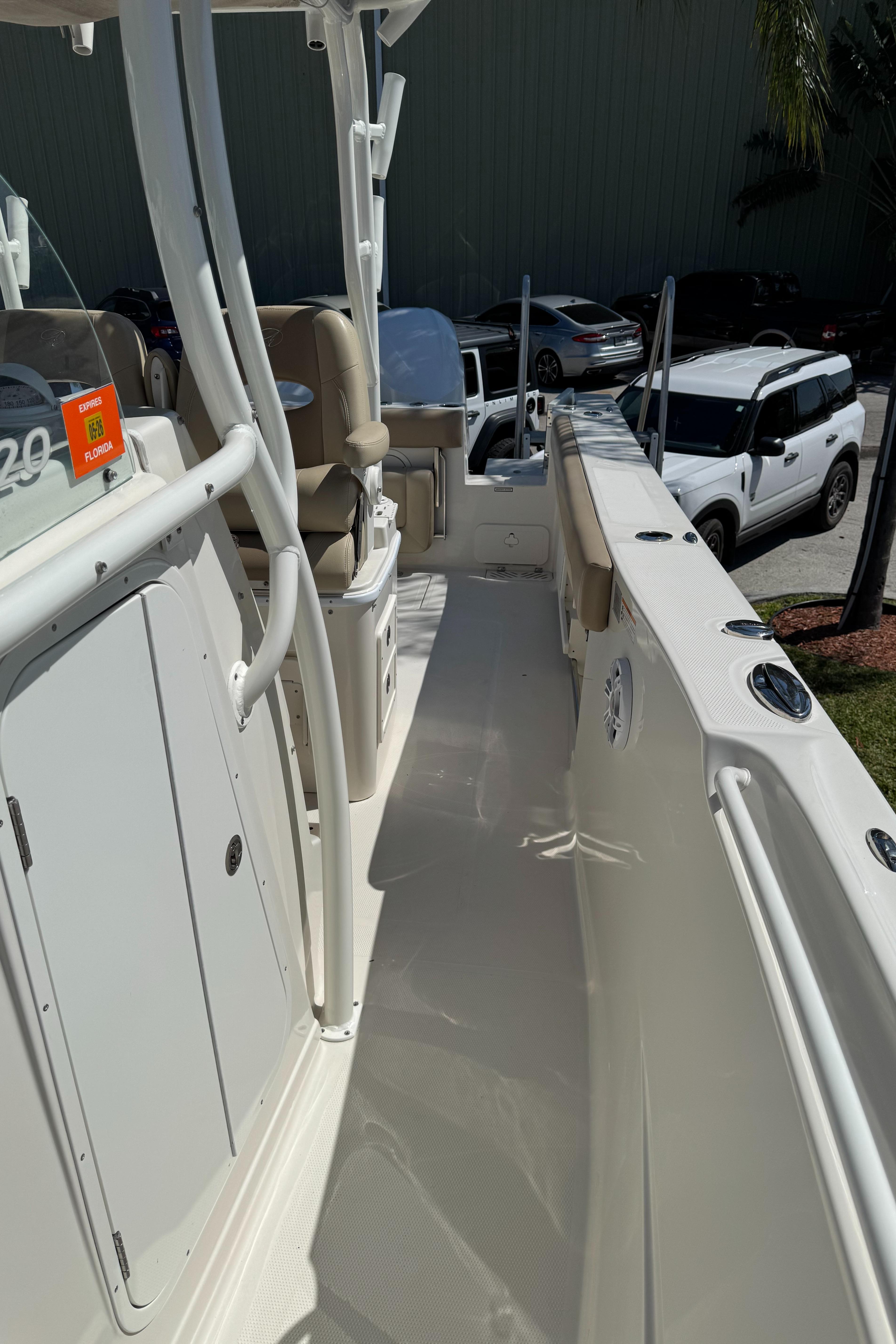 2019-sailfish-320-cc-power-9762438-20250417124307347-1_XLARGE