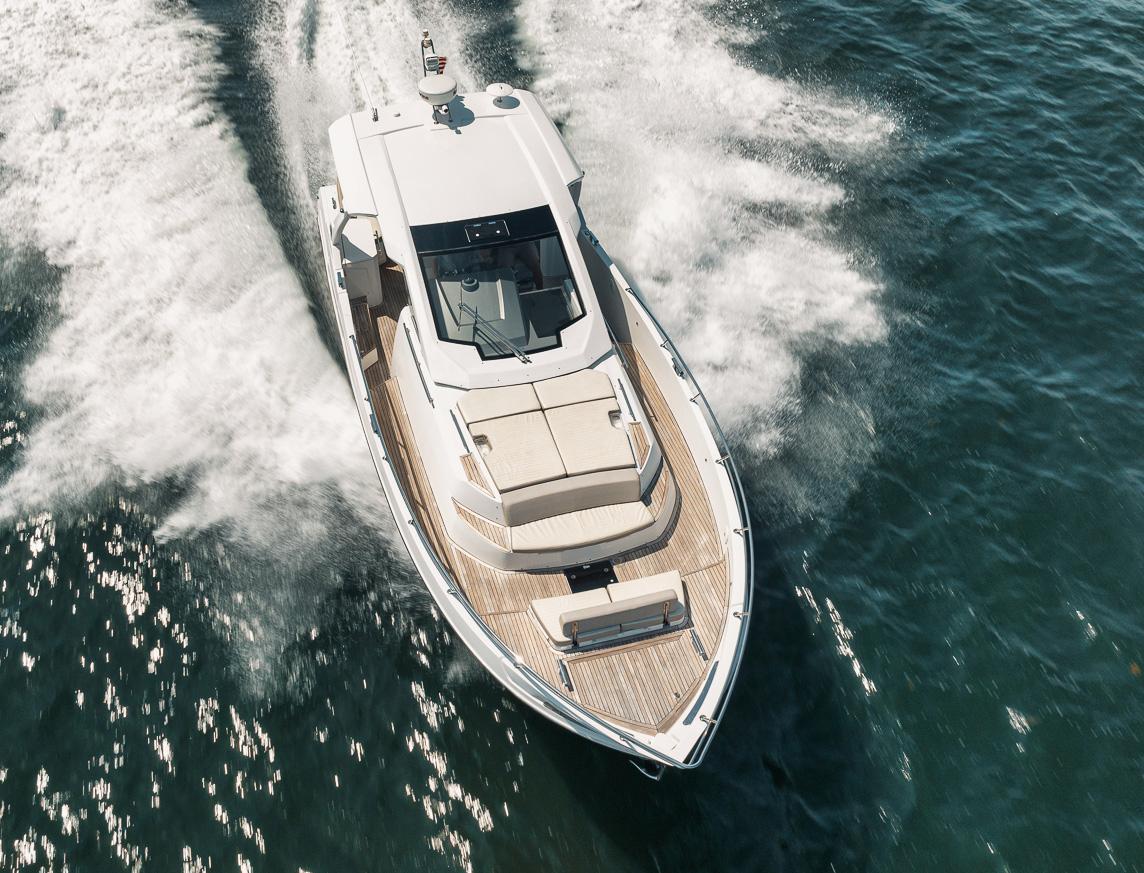 Azimut 40 Uncorked - Exterior Running Profile