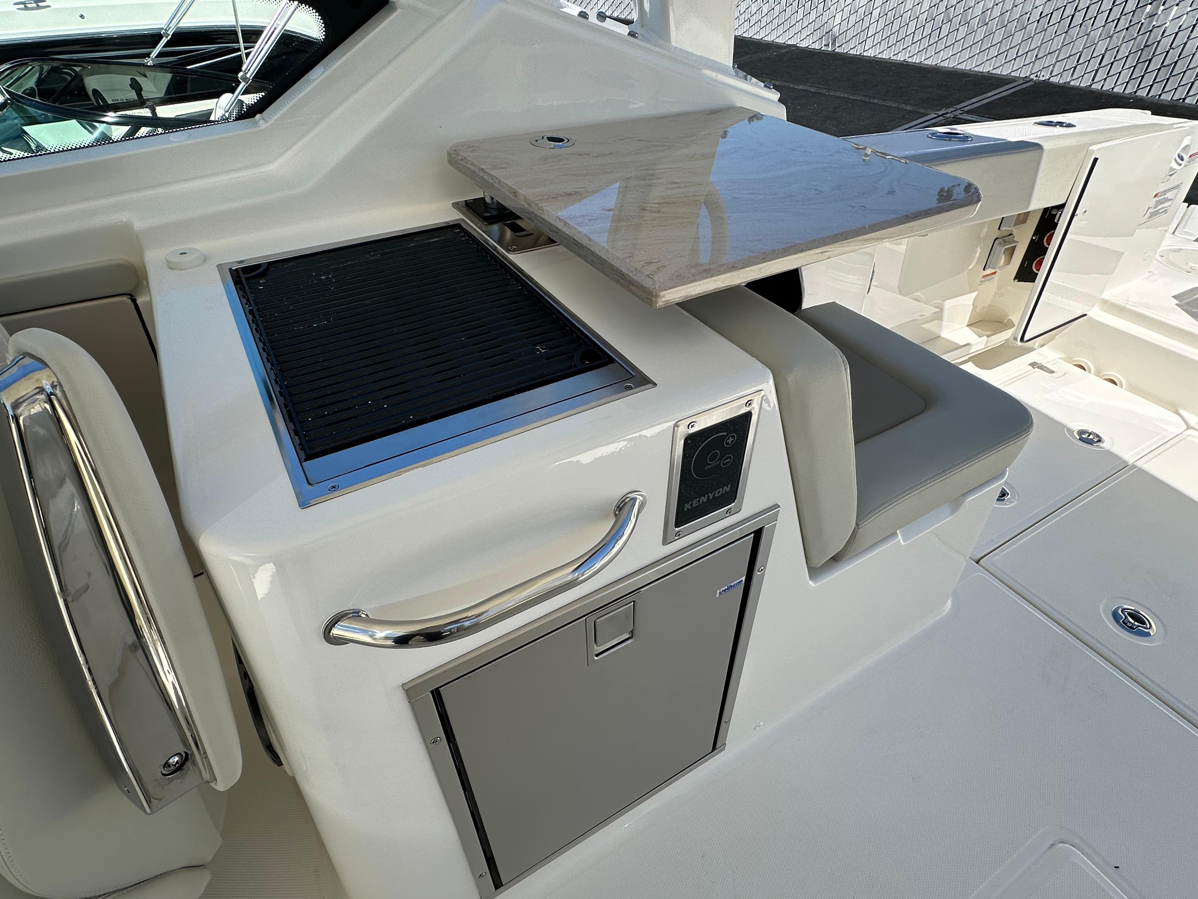 2024 Boston Whaler 280 Vantage #TBJM0407LLC inventory image at Sun Country Marine Group, Newport Beach