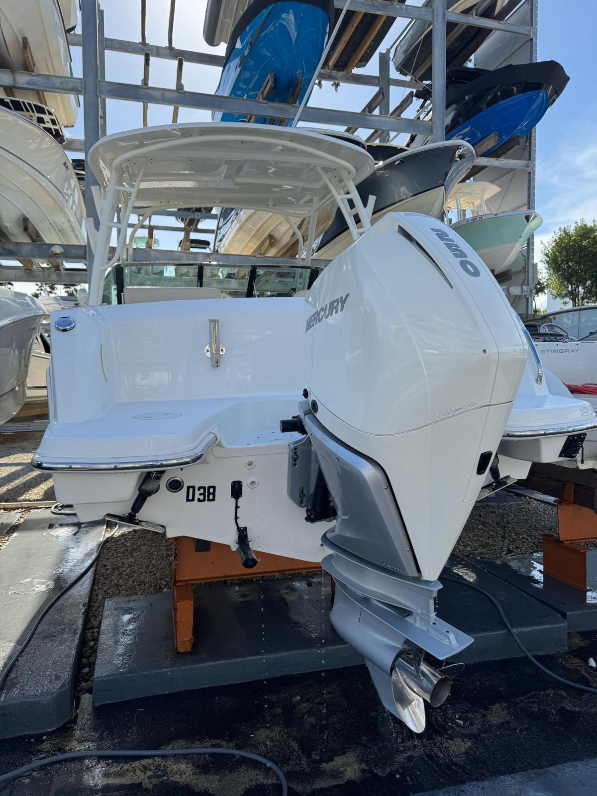 2020-boston-whaler-230-vantage-power-9752466-20250409113212157-1_XLARGE