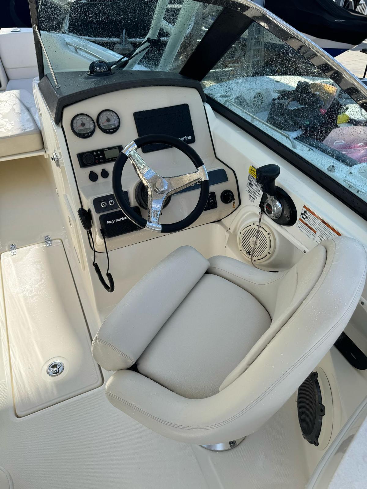 2020-boston-whaler-230-vantage-power-9752466-20250409113220169-1_XLARGE