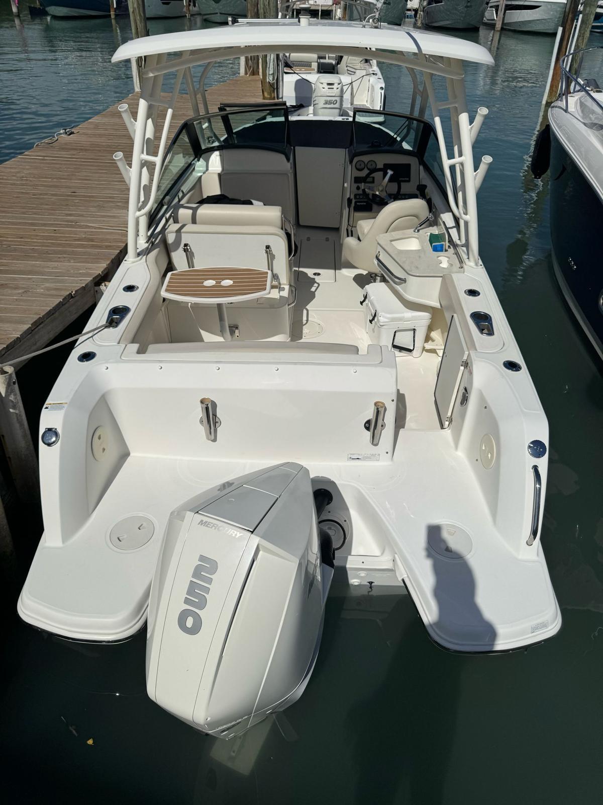2020-boston-whaler-230-vantage-power-9752466-20250409113222136-1_XLARGE
