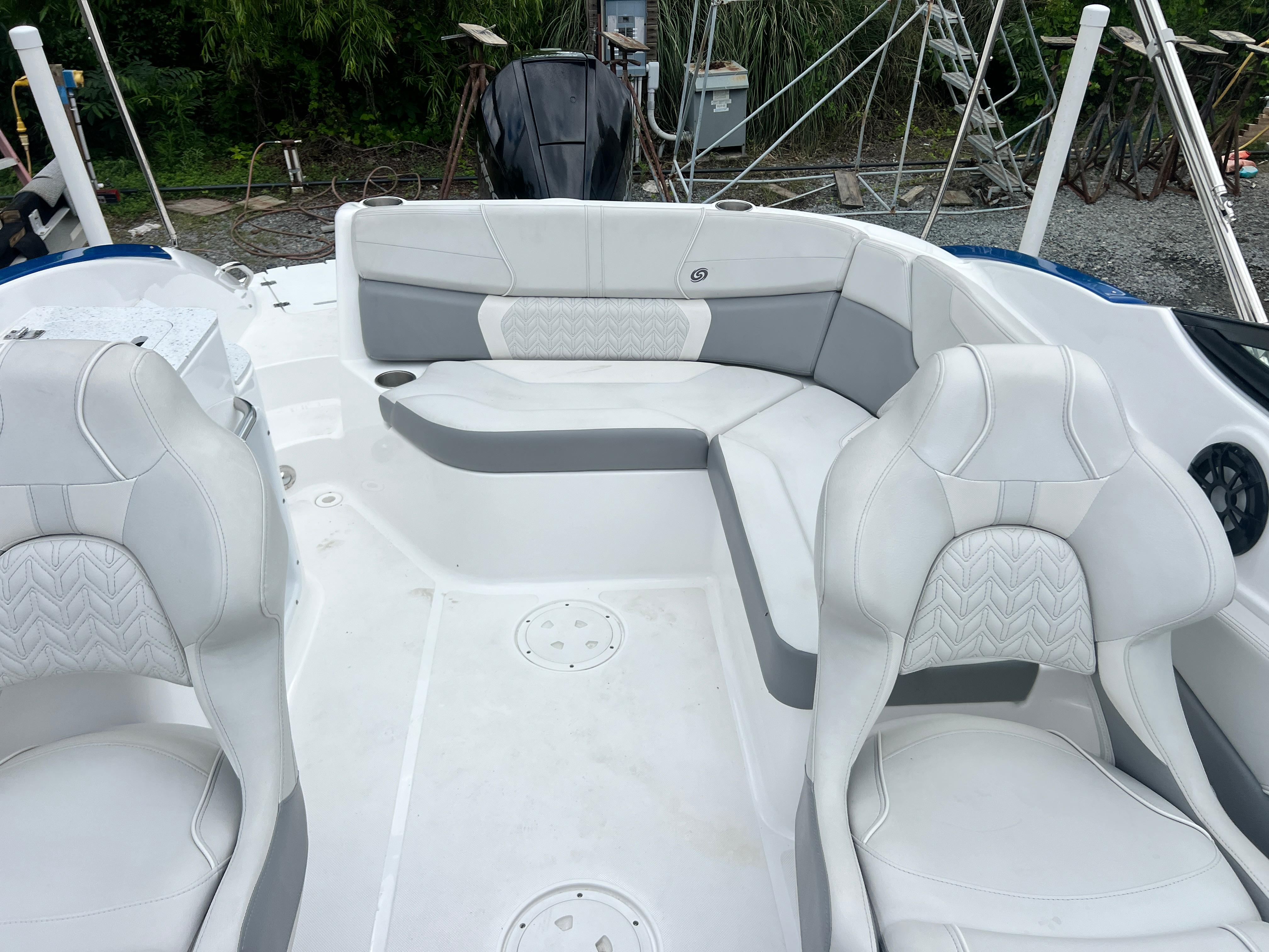 2022 Hurricane SunDeck 2400 OB