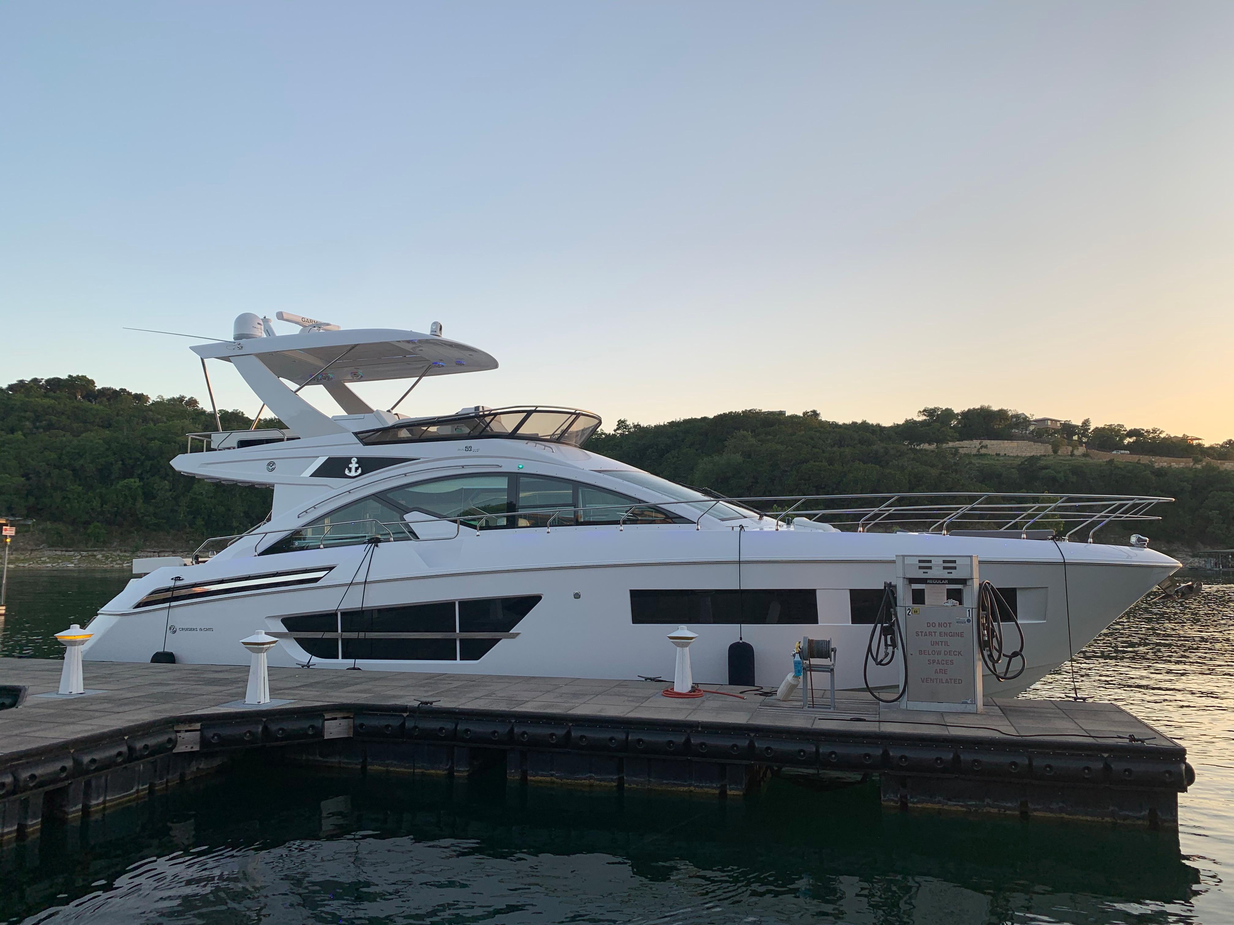 2020 CRUISERS YACHTS 60 CANTIUS FLY