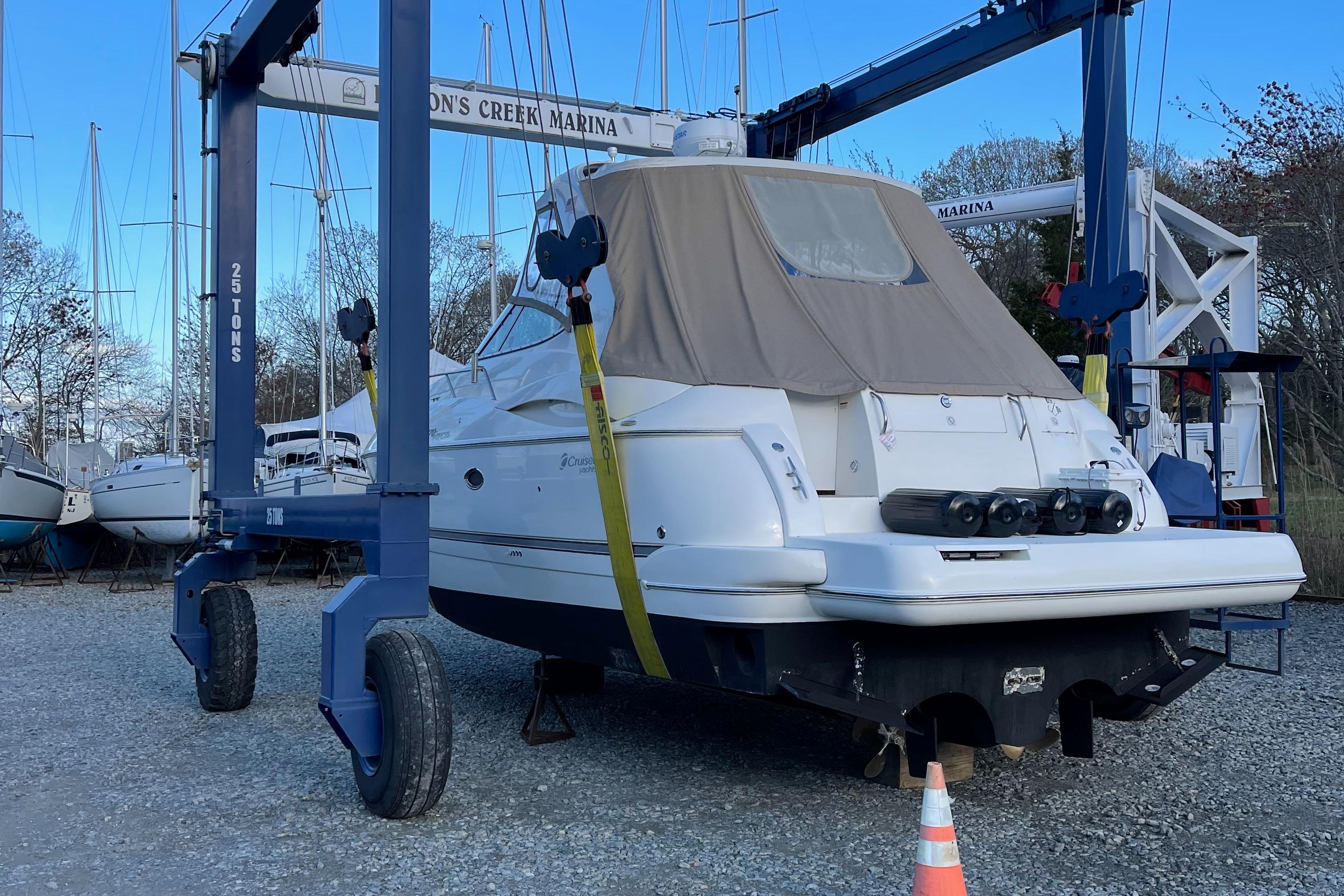 37 Cruisers Yachts 370 Express 2007 | HMY Yachts