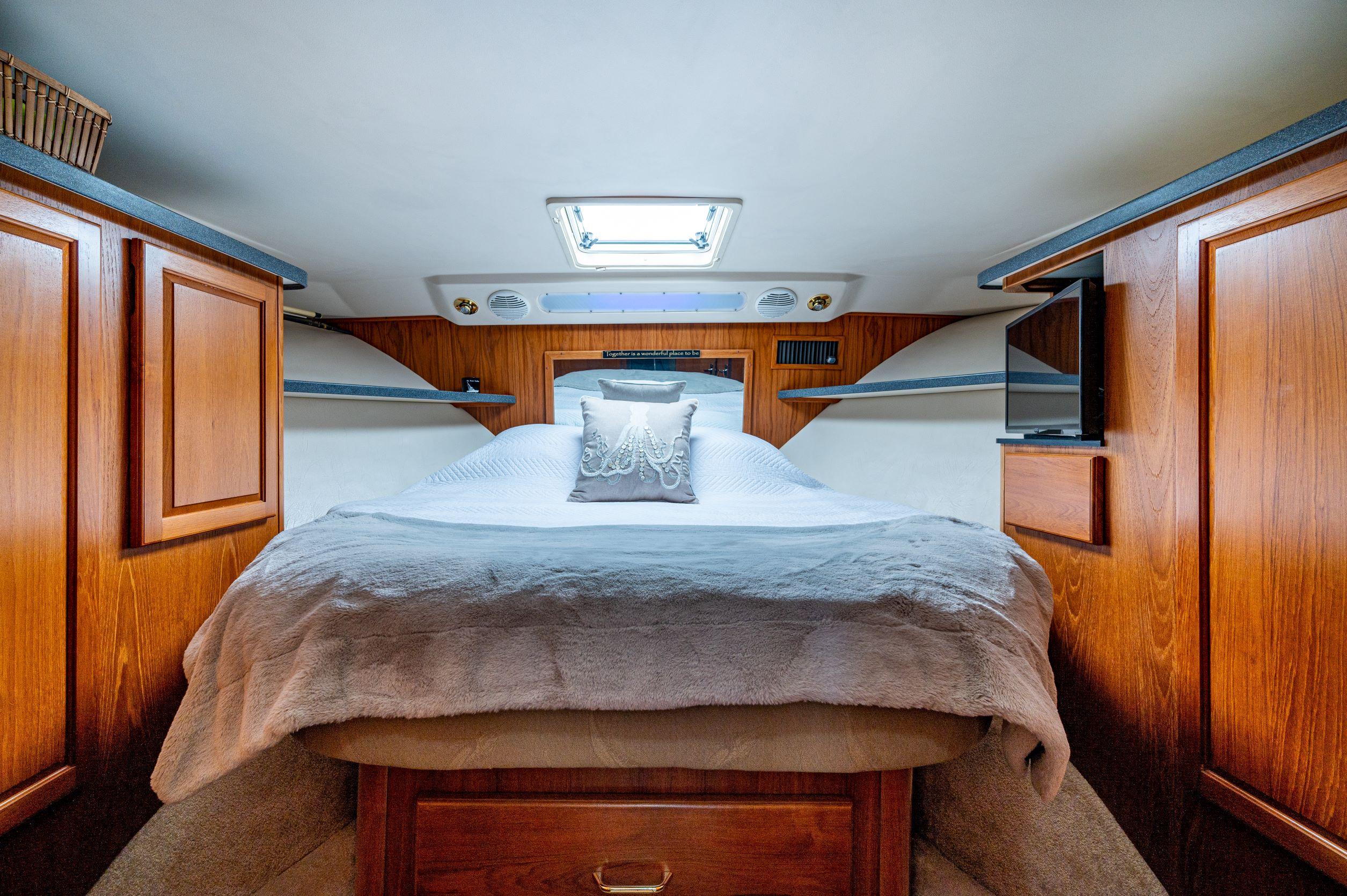 Luhrs 40- My Four Ladies - Forward Stateroom