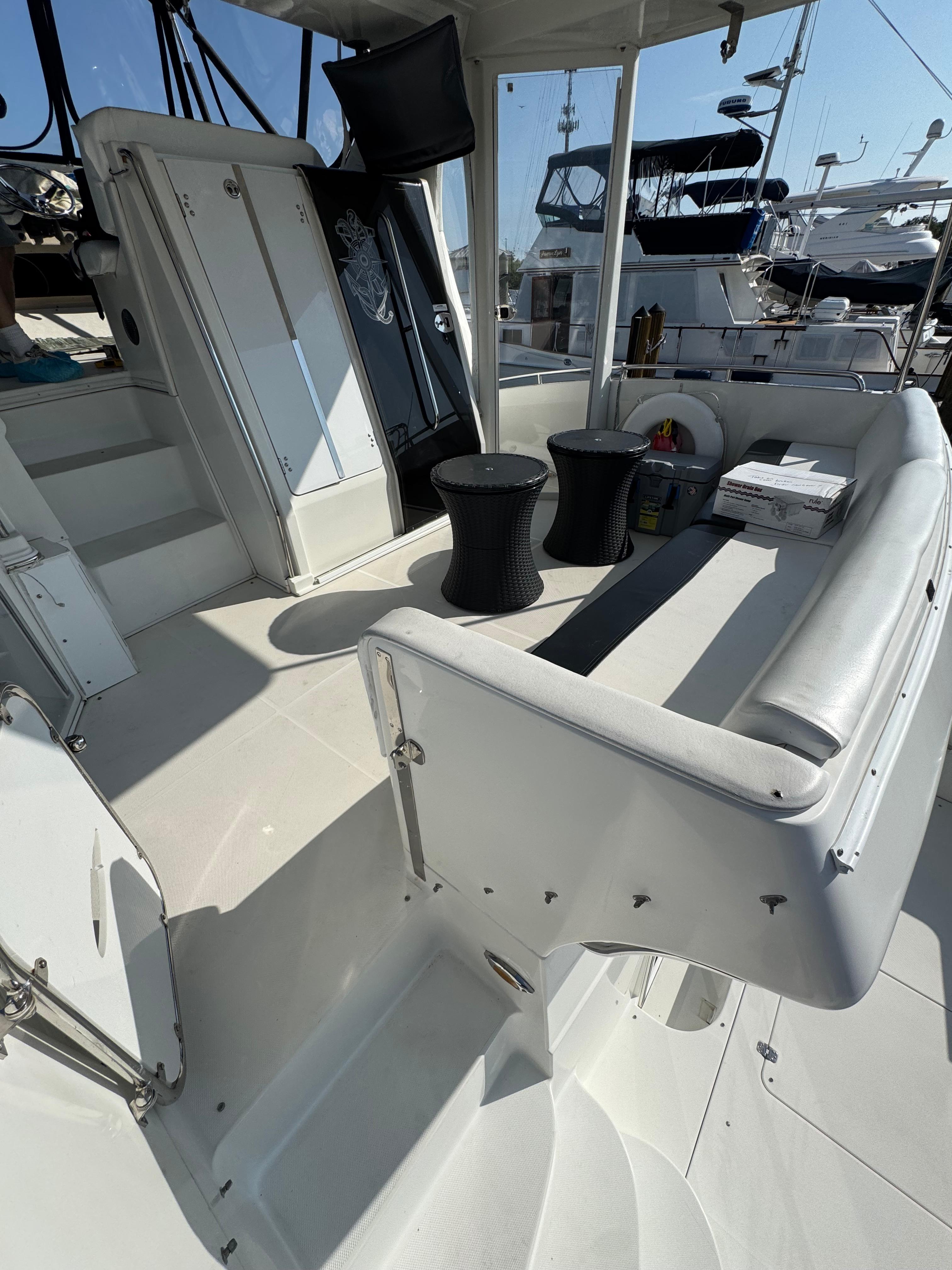 2005-carver-41-cockpit-motor-yacht-power-9822517-980477815-0-310520251213-11